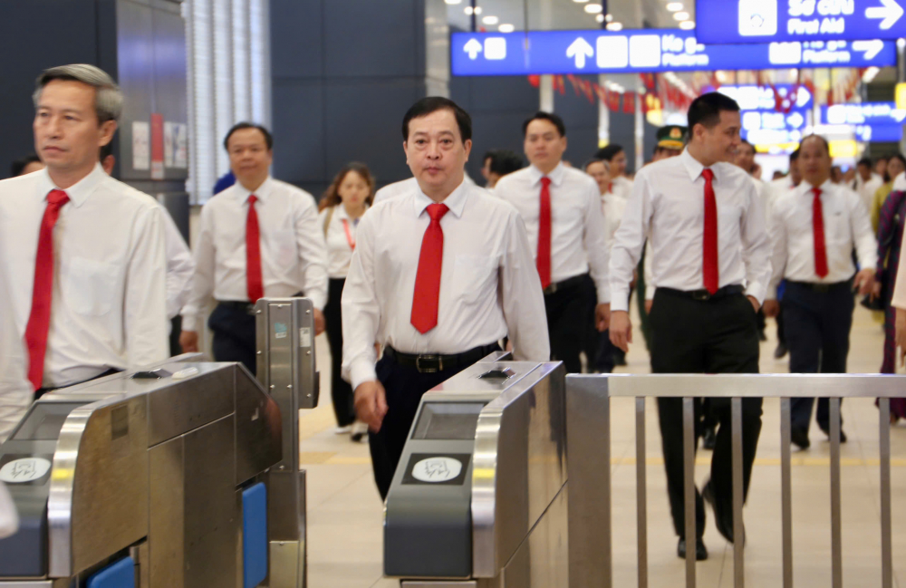 Các đại biểu di chuyển vào tham quan tuyến metro Bến Thành - Suối Tiên