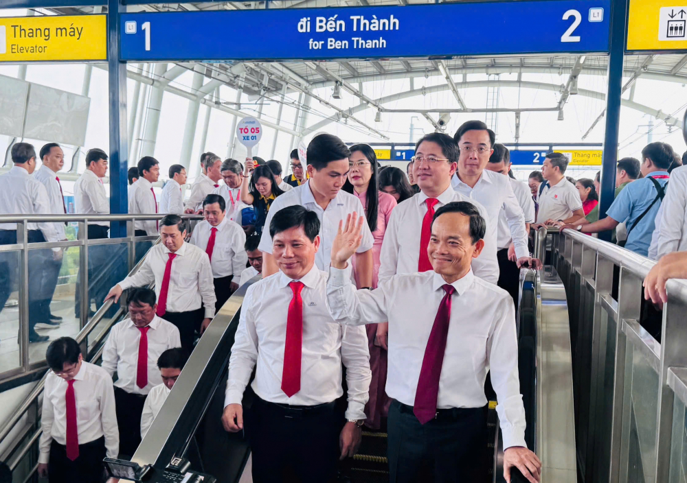 Bí thư Thành ủy TPHCM Trần Lưu Quang cùng đoàn đại biểu tham quan ga metro Bến Thành