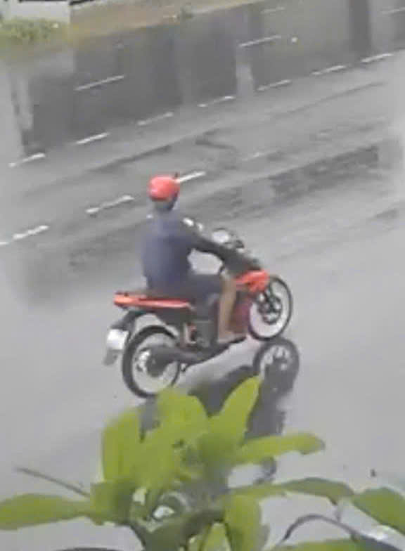 Đối tượng Phạm An Định điều khiển xe mô mô được camera ghi lại - Ảnh: CAĐK
