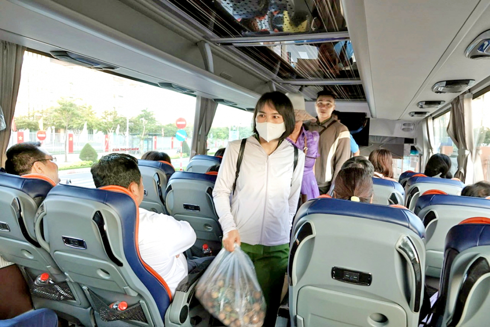 Chuyên đề 'Giữ lửa gia đình thời sáp nhập': Khi tổ ấm chia đôi Tan giờ làm, công chức, viên chức ra xe từ trung tâm TPHCM về các khu vực thuộc Vũng Tàu (trước đây) - ẢNH: TÂM HUỲNH