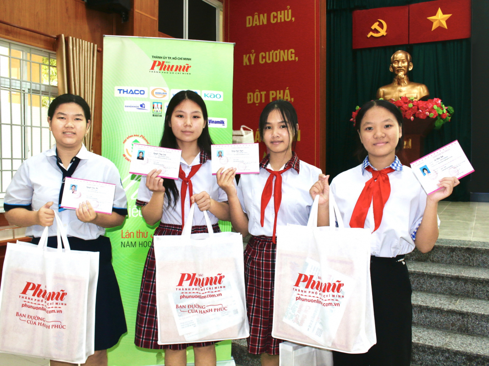 Các em nữ sinh hiếu học vượt khó vui mừng nhận quà