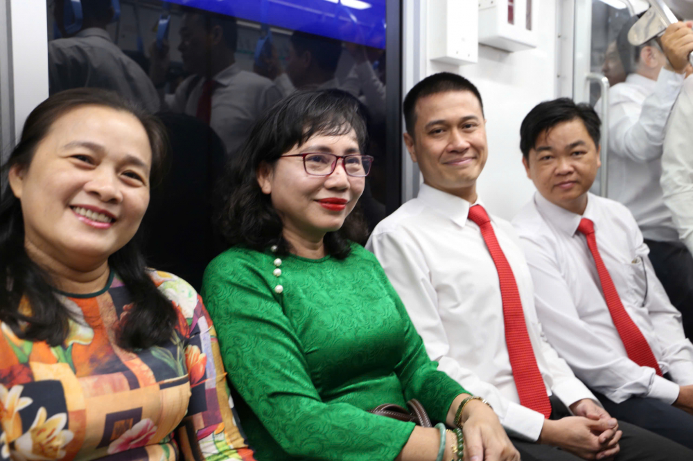 Các đại biểu hào hứng trải nghiệm  tuyến metro đầu tiên của TPHCM