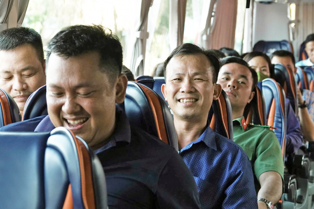 Chuyên đề 'Giữ lửa gia đình thời sáp nhập': Khi tổ ấm chia đôi Trên chuyến xe đưa đón những người chồng, người cha, người con vui vẻ trở về nhà sau một ngày làm việc ở trung tâm TPHCM - ẢNH: T.H.