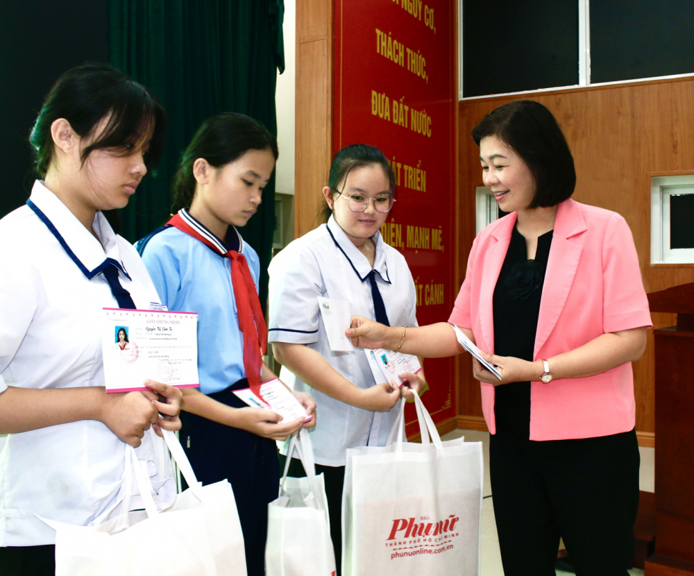 Bà Lý Việt Trung - Tổng biên tập Báo Phụ nữ TPHCM - trao học bổng và quà đến các em nữ sinh