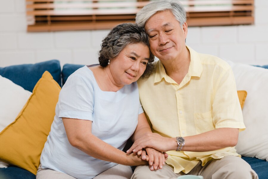 chồng tôi không đồng ý còn nói tôi già rồi mà ngây thơ, bị con trẻ dắt mũi.