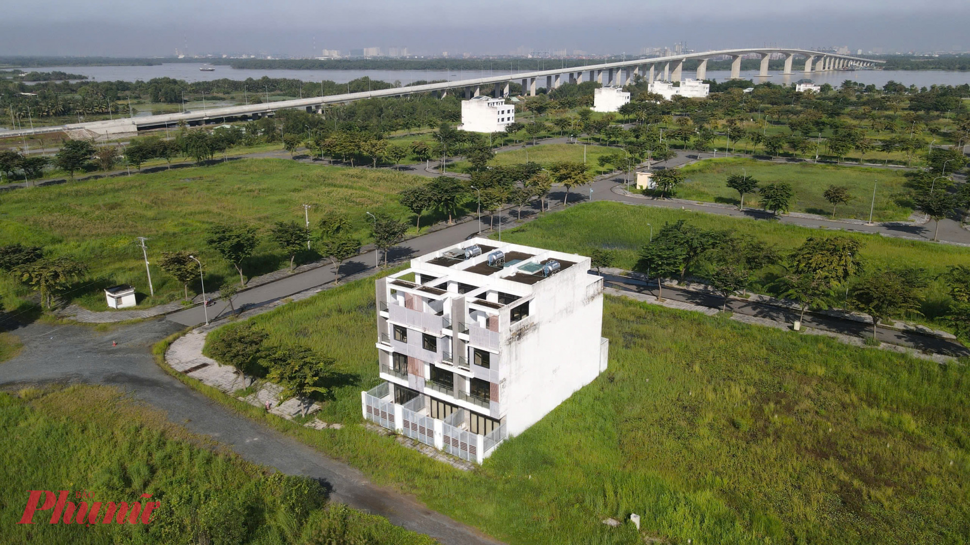 Được biết, tháng 3/2021, Sở Xây dựng Đồng Nai có xác nhận khu dân cư A2, có diện tích 19 ha thuộc dự án King Bay đủ điều kiện bán nhà ở hình thành trong tương laiến tháng 7/2021, Sở Xây dựng Đồng Nai bất ngờ ra văn bản hủy bỏ xác nhận về điều kiện bán nhà của khu dân cư A2. Lý do, theo cơ quan này, đối với việc bảo lãnh bán nhà ở hình thành trong tương lai tại khu dân cư A2, theo quy định tại Luật kinh doanh bất động sản thì Công ty CP Free Land chỉ được Ngân hàng TMCP Quân đội - Phòng giao dịch Nhơn Trạch ký “Hợp đồng bảo lãnh nguyên tắc” nên chưa đảm bảo đầy đủ tính pháp lý của việc bảo lãnh trong bán nhà hình thành trong tương lai.ến tháng 7/2021, Sở Xây dựng Đồng Nai bất ngờ ra văn bản hủy bỏ xác nhận về điều kiện bán nhà của khu dân cư A2. Lý do, theo cơ quan này, đối với việc bảo lãnh bán nhà ở hình thành trong tương lai tại khu dân cư A2, theo quy định tại Luật kinh doanh bất động sản thì Công ty CP Free Land chỉ được Ngân hàng TMCP Quân đội - Phòng giao dịch Nhơn Trạch ký “Hợp đồng bảo lãnh nguyên tắc” nên chưa đảm bảo đầy đủ tính pháp lý của việc bảo lãnh trong bán nhà hình thành trong tương lai.Đến tháng 7/2021, Sở Xây dựng Đồng Nai bất ngờ ra văn bản hủy bỏ xác nhận về điều kiện bán nhà của khu dân cư A2. Lý do, theo cơ quan này, đối với việc bảo lãnh bán nhà ở hình thành trong tương lai tại khu dân cư A2, theo quy định tại Luật kinh doanh bất động sản thì Công ty CP Free Land chỉ được Ngân hàng TMCP Quân đội - Phòng giao dịch Nhơn Trạch ký “Hợp đồng bảo lãnh nguyên tắc” nên chưa đảm bảo đầy đủ tính pháp lý của việc bảo lãnh trong bán nhà hình thành trong tương lai.. Đến tháng 7/2021, Sở Xây dựng Đồng Nai bất ngờ ra văn bản hủy bỏ xác nhận về điều kiện bán nhà của khu dân cư A2. Lý do, theo cơ quan này, đối với việc bảo lãnh bán nhà ở hình thành trong tương lai tại khu dân cư A2, theo quy định tại Luật kinh doanh bất động sản thì Công ty CP Free Land chỉ được Ngân hàng TMCP Quân đội - Phòng giao dịch Nhơn Trạch ký “Hợp đồng bảo lãnh nguyên tắc” nên chưa đảm bảo đầy đủ tính pháp lý của việc bảo lãnh trong bán nhà hình thành trong tương lai.