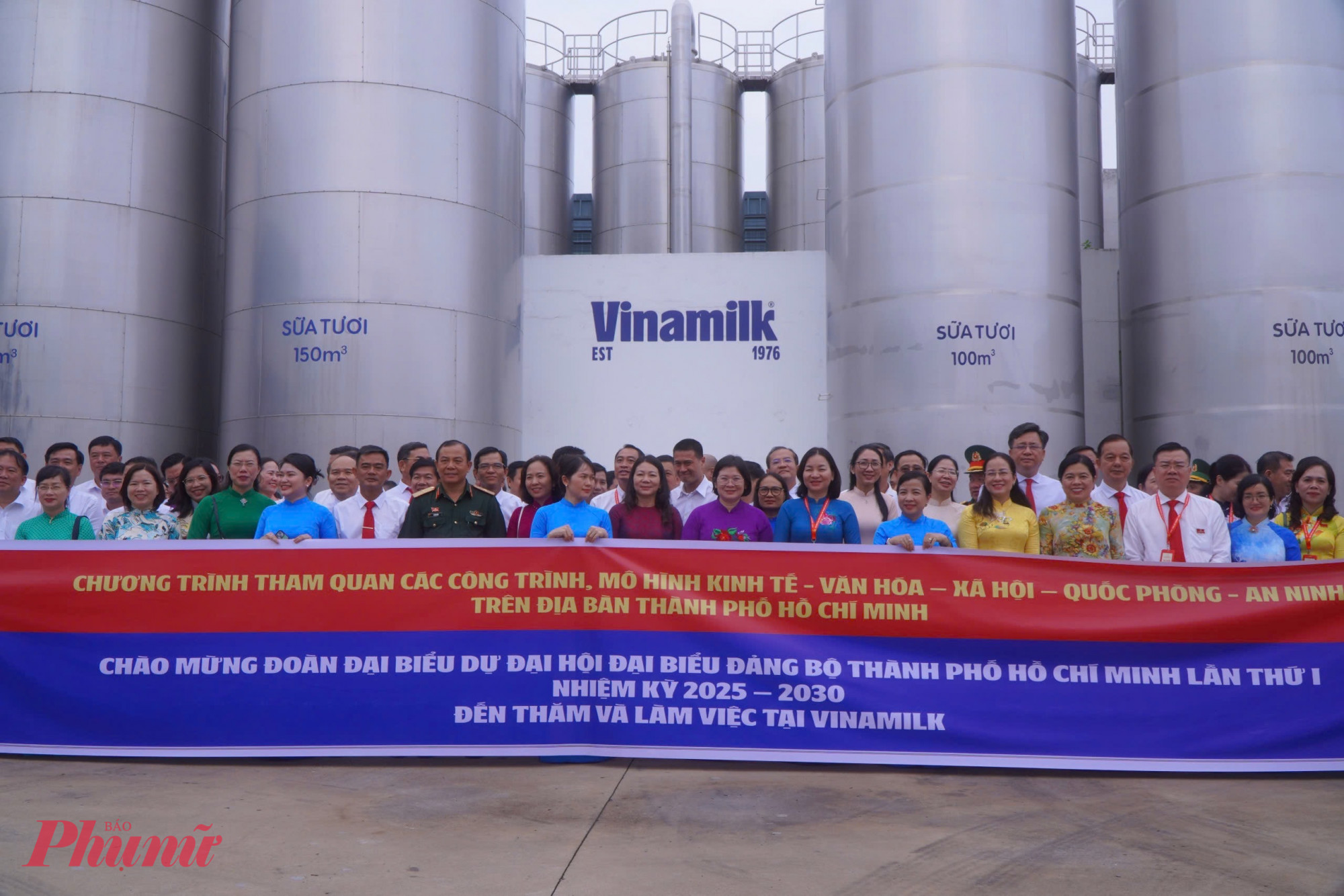 Các đại biểu TPHCM tham quan “siêu nhà máy” sữa Vinamilk - Ảnh: Thanh Tâm