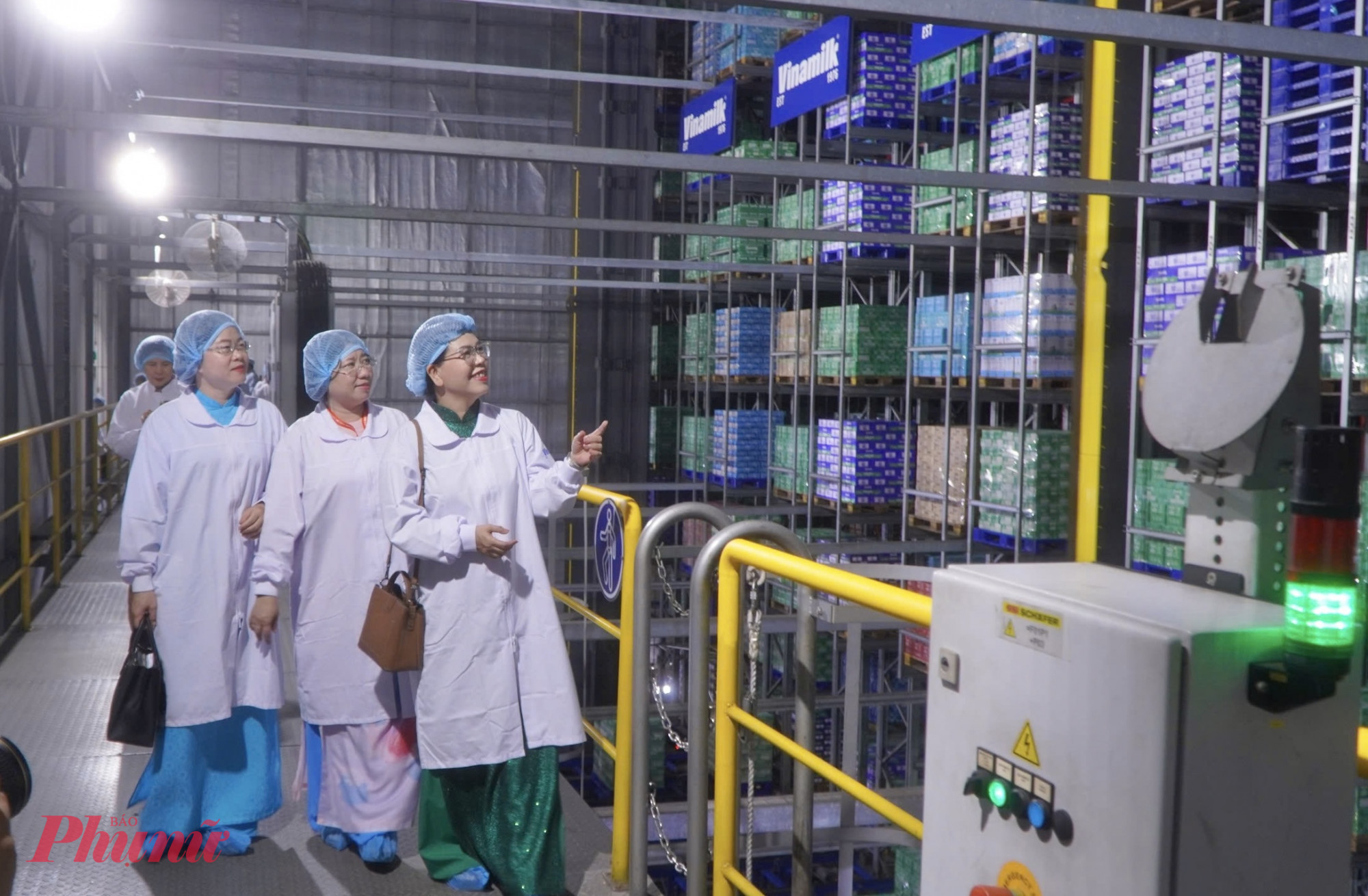 Bên trong nhà máy, dây chuyền sản xuất hiện đại với  robot vận chuyển hàng hoàn toàn tự động - Ảnh: Thanh Tâm 