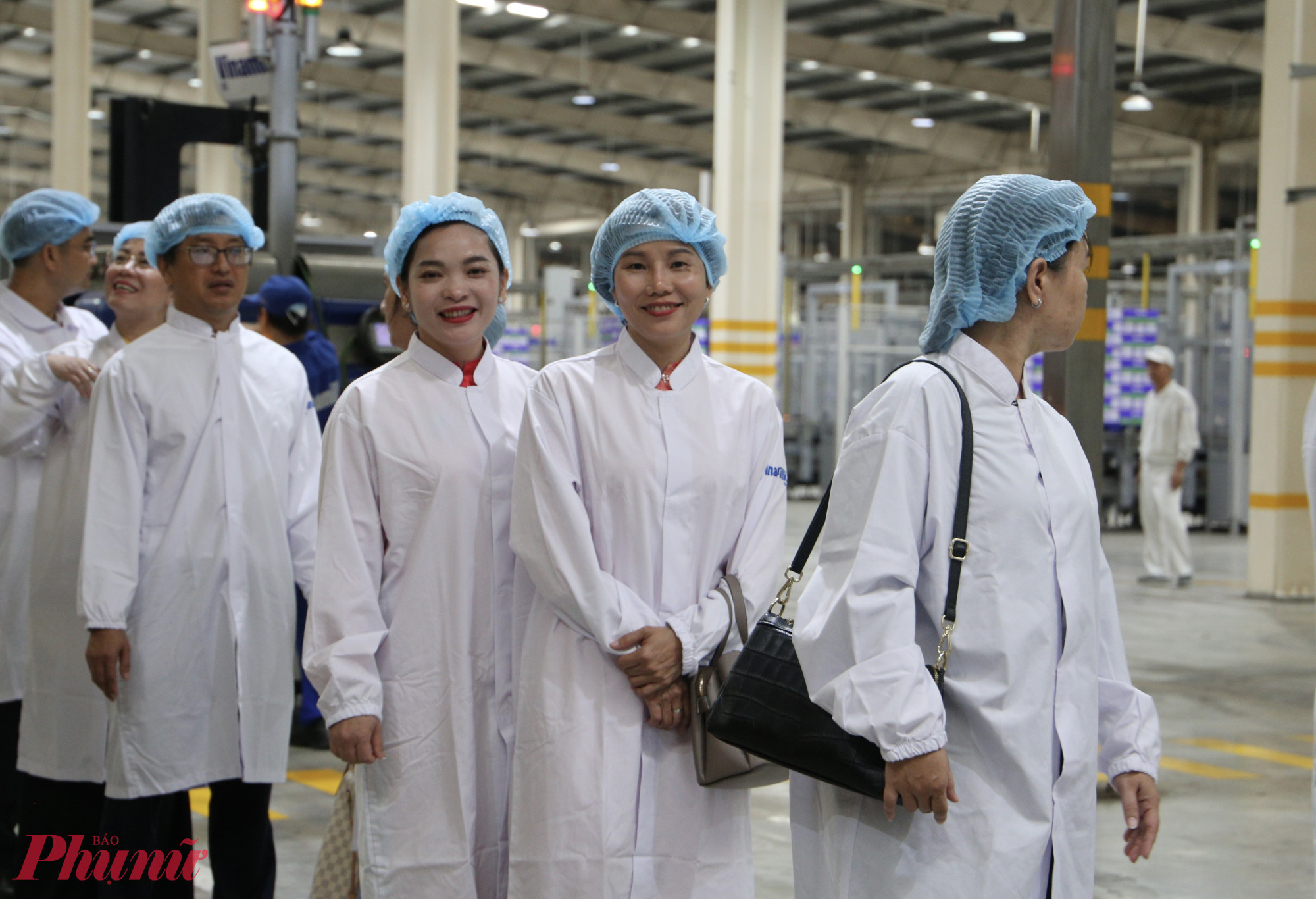Nhân viên Vinamilk giới thiệu quy trình kiểm định chất lượng nghiêm ngặt trước khi sữa đến tay người tiêu dùng- Ảnh: Thanh Tâm