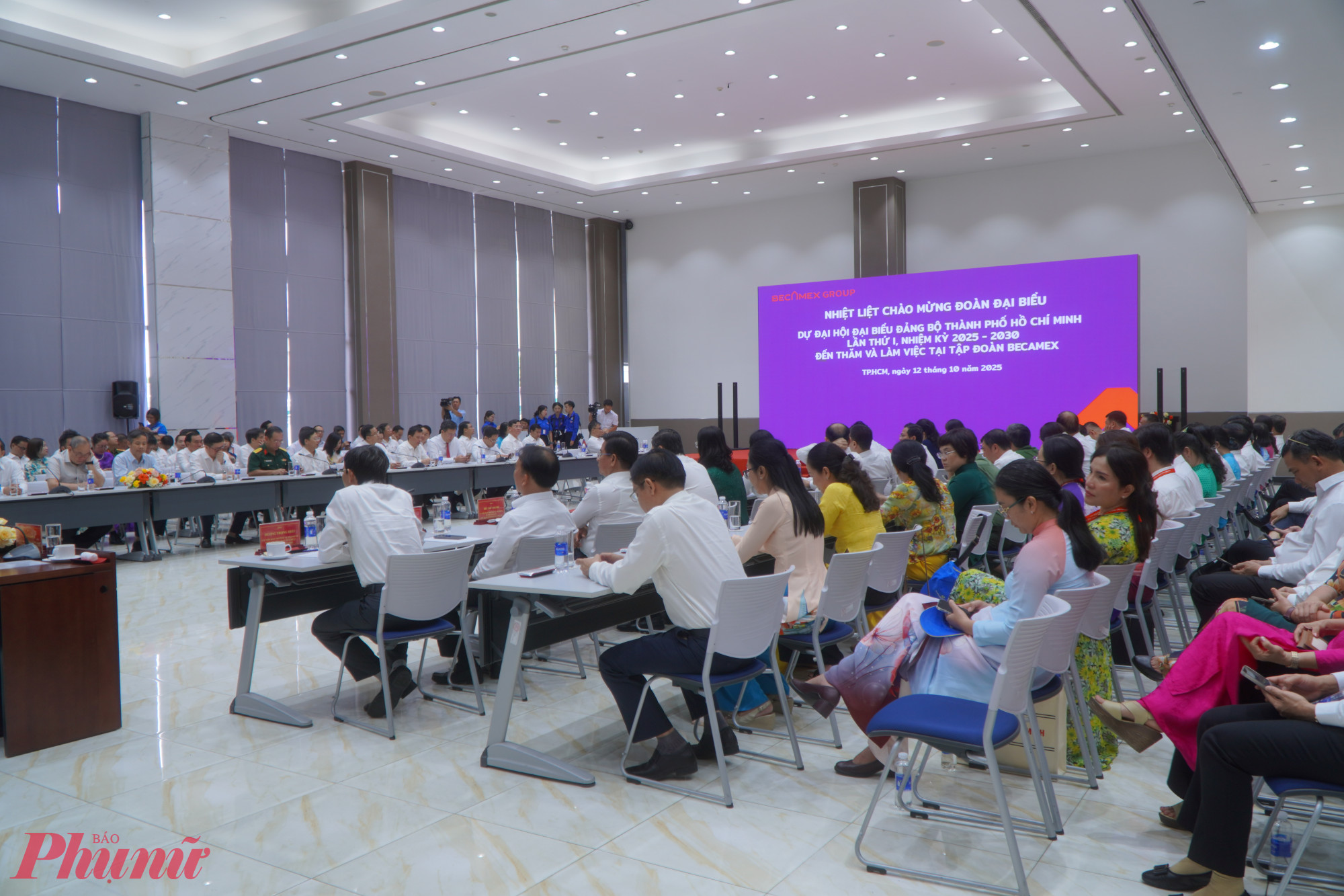 Đoàn đại biểu nghe giới thiệu về mô hình quản trị và định hướng phát triển hạ tầng công nghiệp - đô thị của Becamex - Ảnh: Thanh Tâm