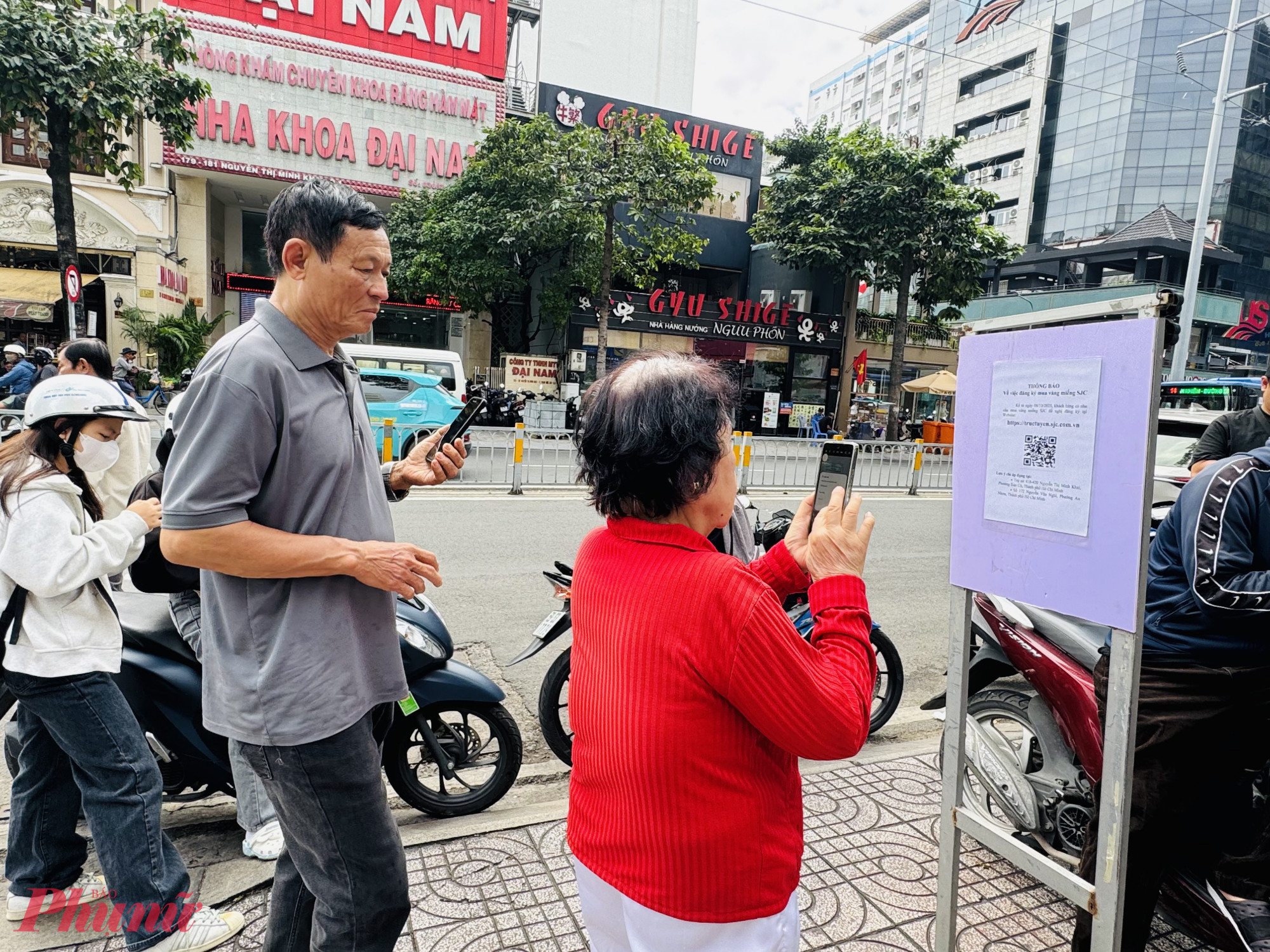 Từ ngày 10/10, nhiều doanh nghiệp và cửa hàng thay đổi chính sách mua bán vàng Như tại SJC, khách mua vàng phải đăng ký trực tuyến - Ảnh: Thanh Hoa