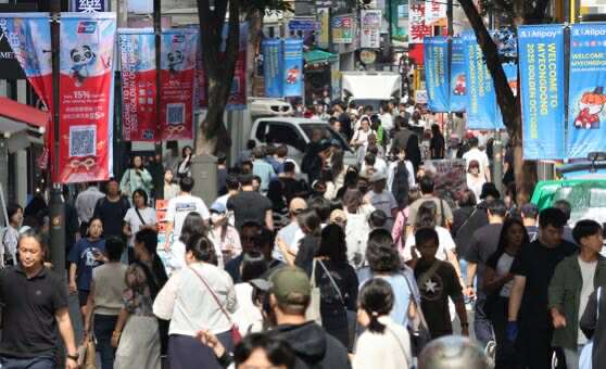Đường phố Myeongdong ở trung tâm Seoul đông nghịt khách du lịch vào ngày 2/10. Ảnh: YonhapYONHAP]