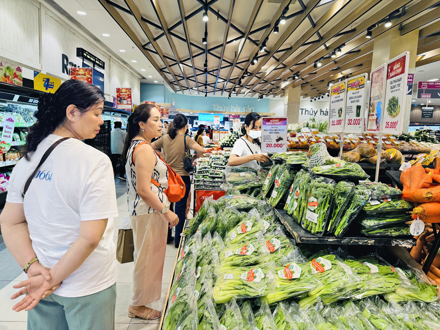 Người tiêu dùng chọn mua hàng tại Aeon mall Bình Tân - ẢNH: THANH HOA