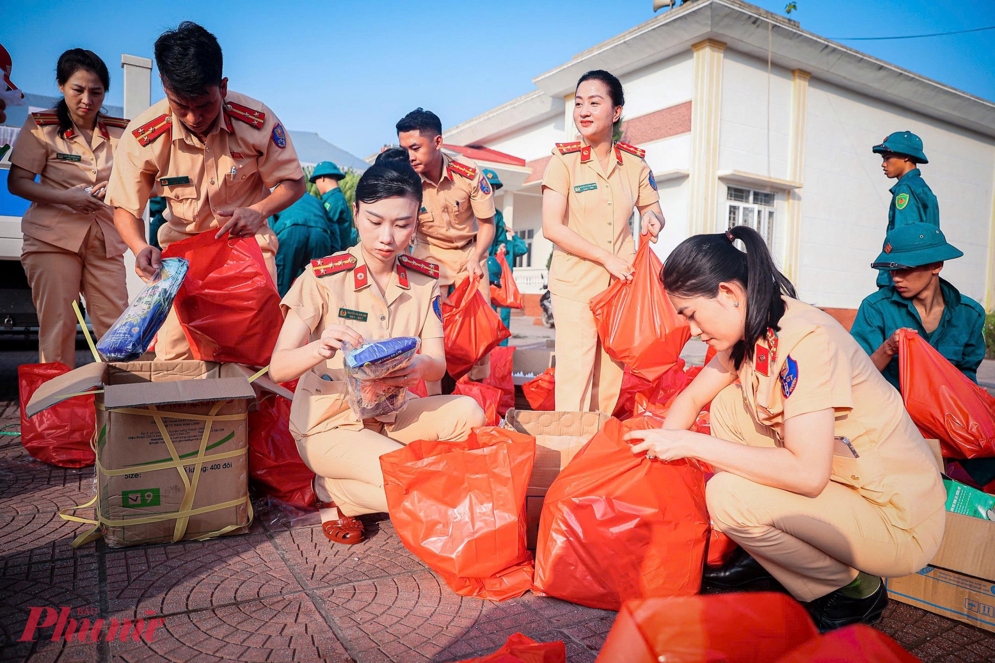 Sau khi nước bắt đầu rút, Công an Hà Nội đã huy động lực lượng, phương tiện tăng cường đến các địa bàn bị ảnh hưởng.