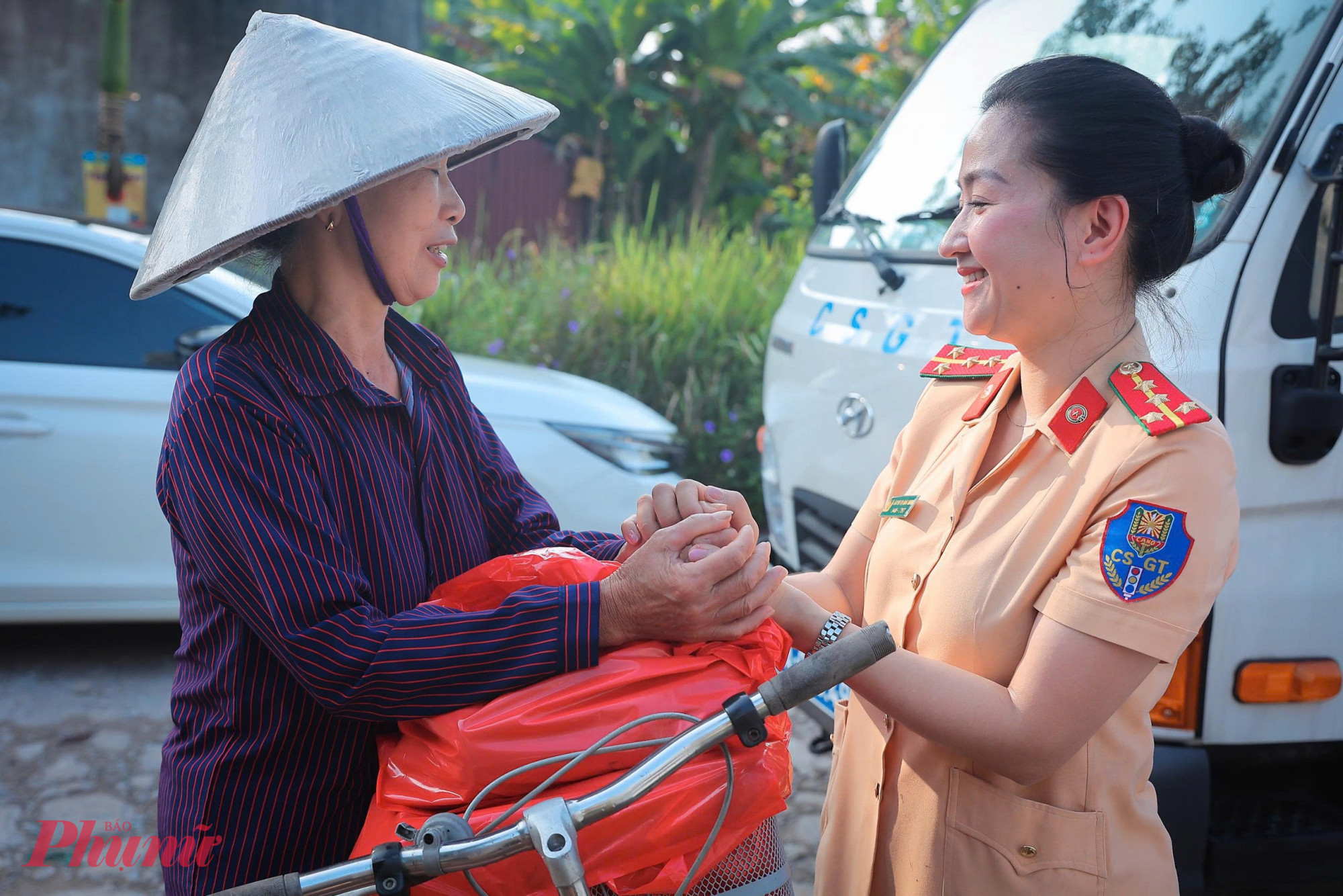 Đại úy Nguyễn Thị Hồng Nhung, Chủ tịch Hội Phụ nữ Phòng CSGT chia sẻ: “Chứng kiến cảnh bà con phải sơ tán giữa mưa lũ, chúng tôi hiểu rằng, ngoài việc cứu trợ khẩn cấp, điều người dân cần nhất là sự sẻ chia và đồng hành. Hội Phụ nữ Phòng đã chủ động vận động hội viên quyên góp vật dụng, thuốc men, phân loại, đóng gói, sắp xếp thành từng phần quà phù hợp với nhu cầu thực tế, đảm bảo chuyển đến tận tay người dân vùng ngập trong thời gian sớm nhất. Mỗi suất quà tuy nhỏ nhưng là tấm lòng, là trách nhiệm của tập thể cán bộ, hội viên phụ nữ Phòng CSGT gửi gắm tới đồng bào, với mong muốn giúp người dân sớm vượt qua khó khăn, ổn định cuộc sống.”