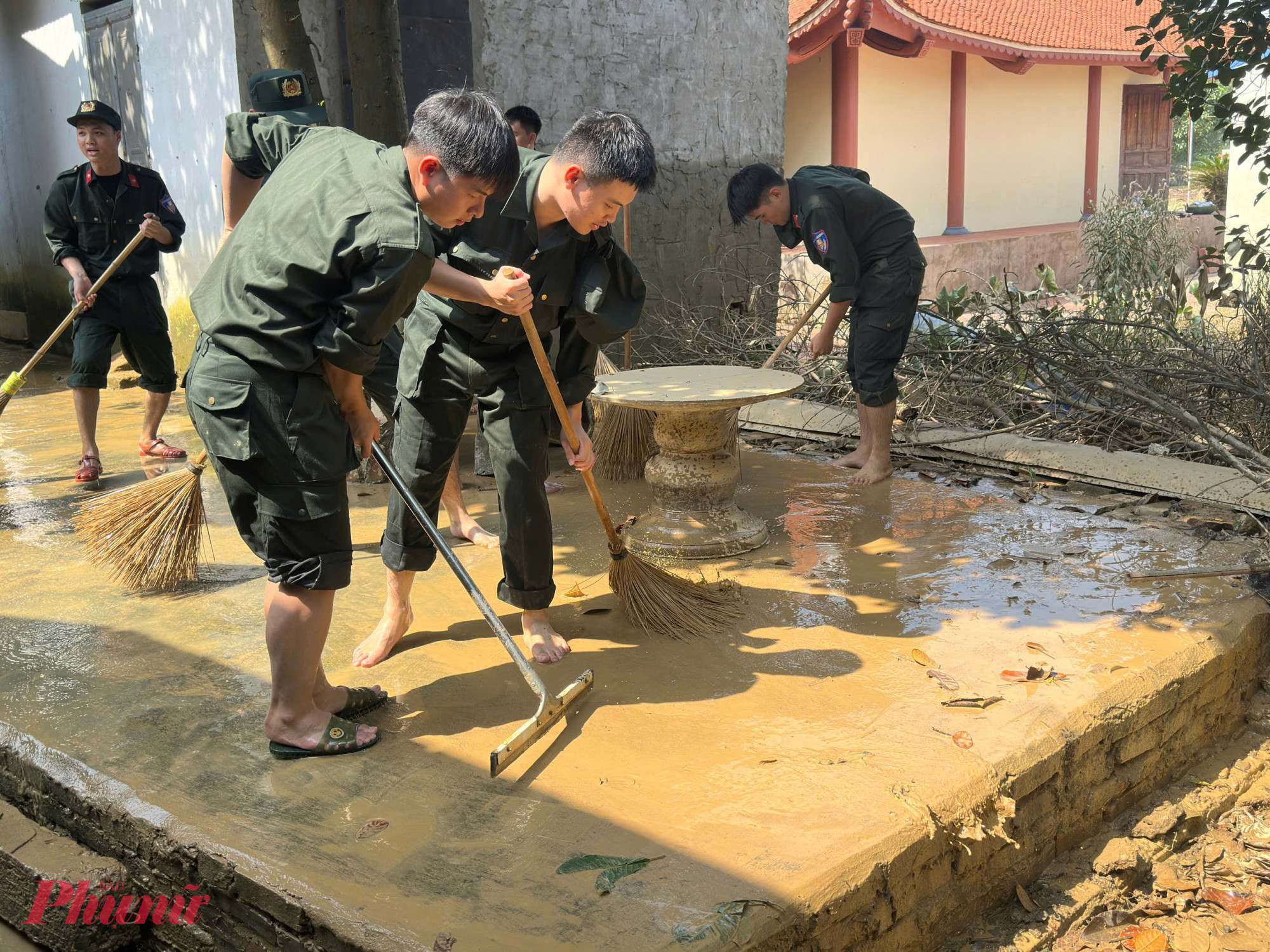 Lượng lớn bùn, đất ngổn ngang nhanh chóng được dọn sạch.