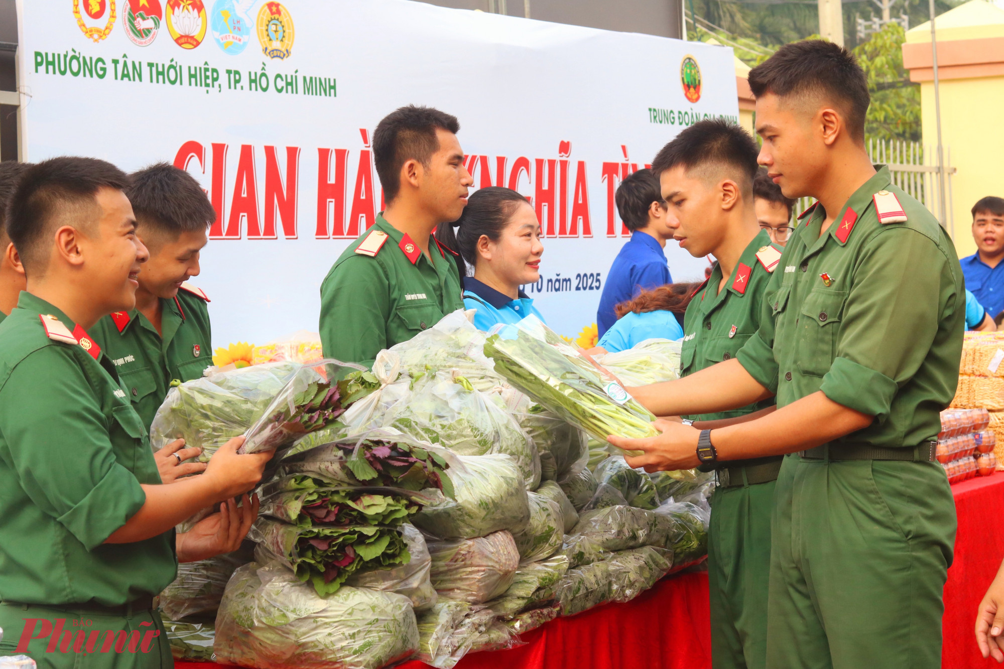 Cán bộ, chiến sĩ Trung đoàn Gia Định mang rau xanh đến chương trình để tặng dân - Ảnh: Mẫn Nhi