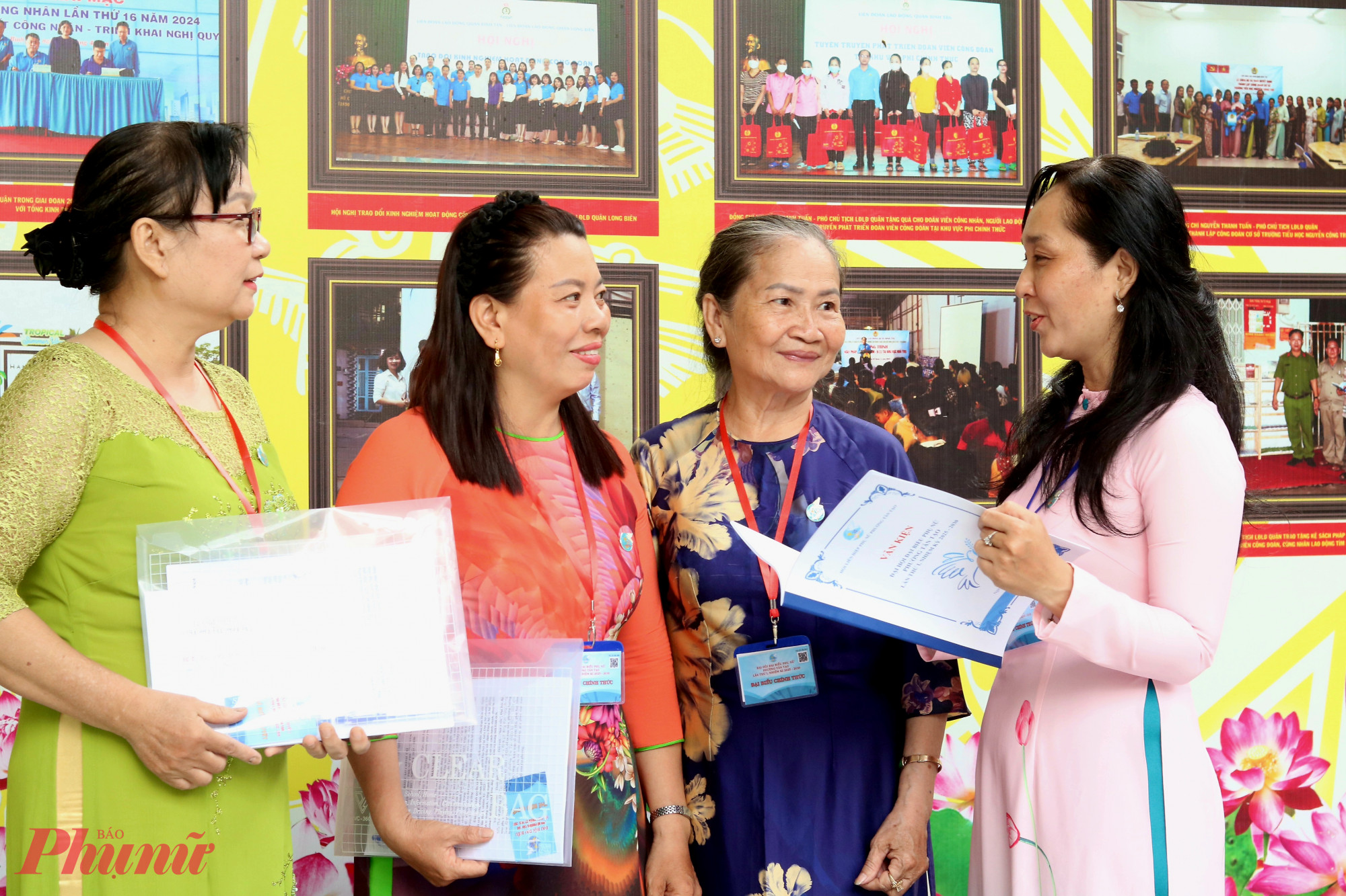 Bà Đinh Thị Hồng Hạnh – Phó chủ tịch Ủy ban MTTQ, Chủ tịch Hội LHPN phường Tân Tạo (bìa phải) - trao đổi với các đại biểu dự đại hội - Ảnh: Thảo Nguyên