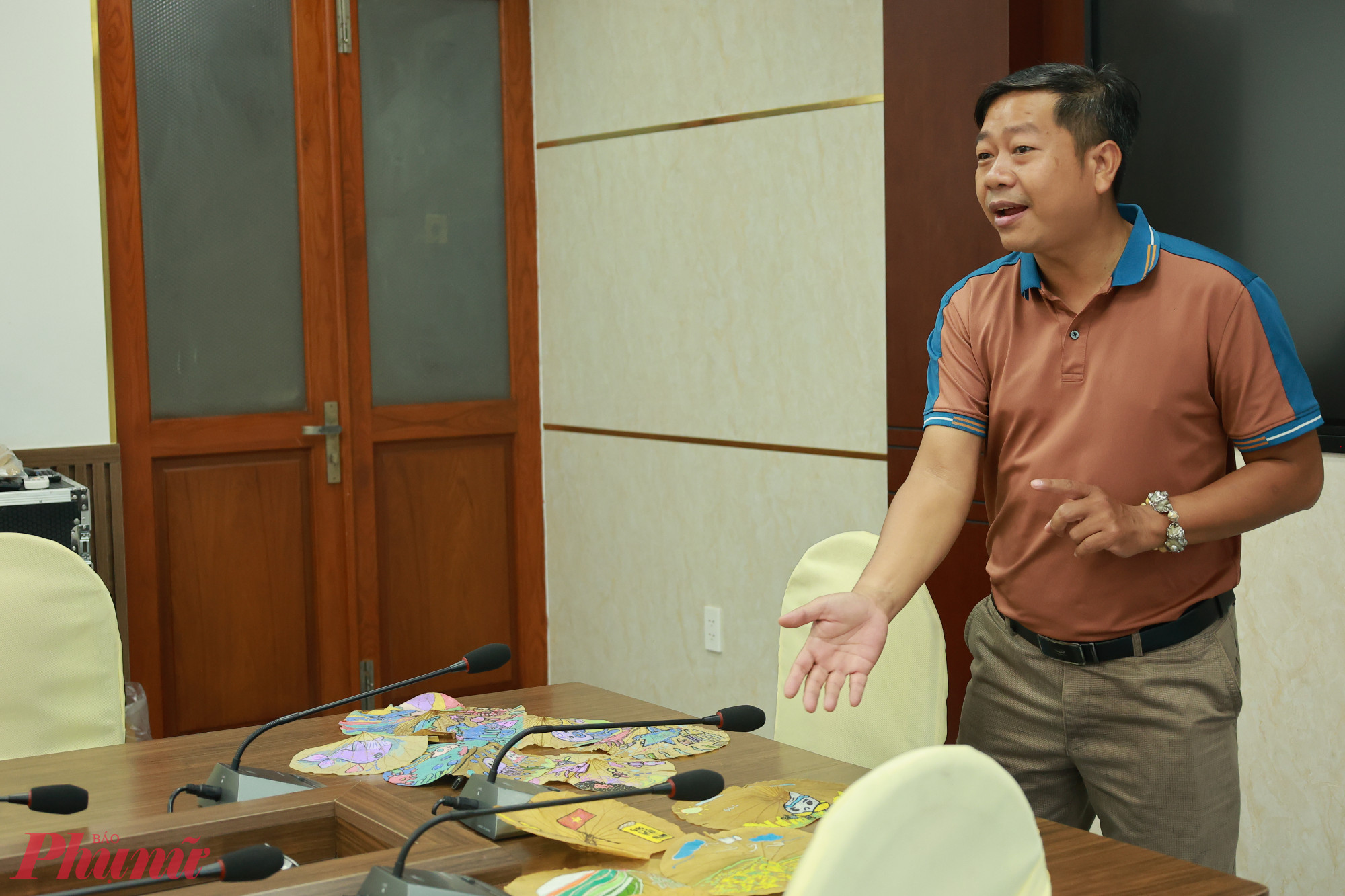 Anh Trần Tuấn Phước giới thiệu về cách sáng tạo trên lá sen