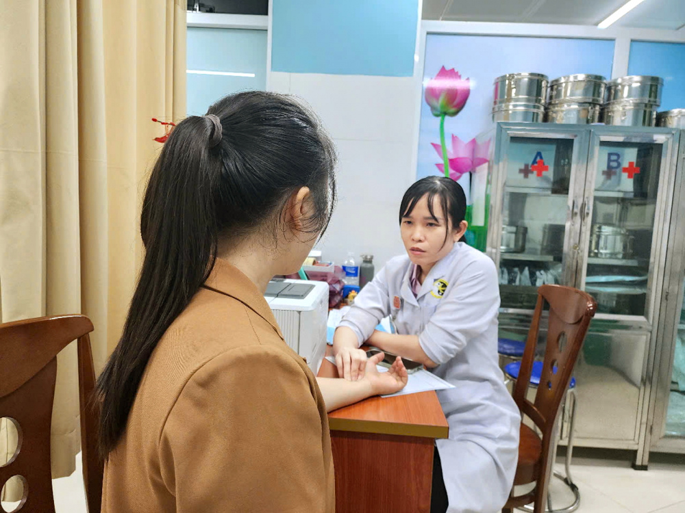 Bác sĩ Viện Y Dược học dân tộc TPHCM bắt mạch, tư vấn điều trị cho người bệnh