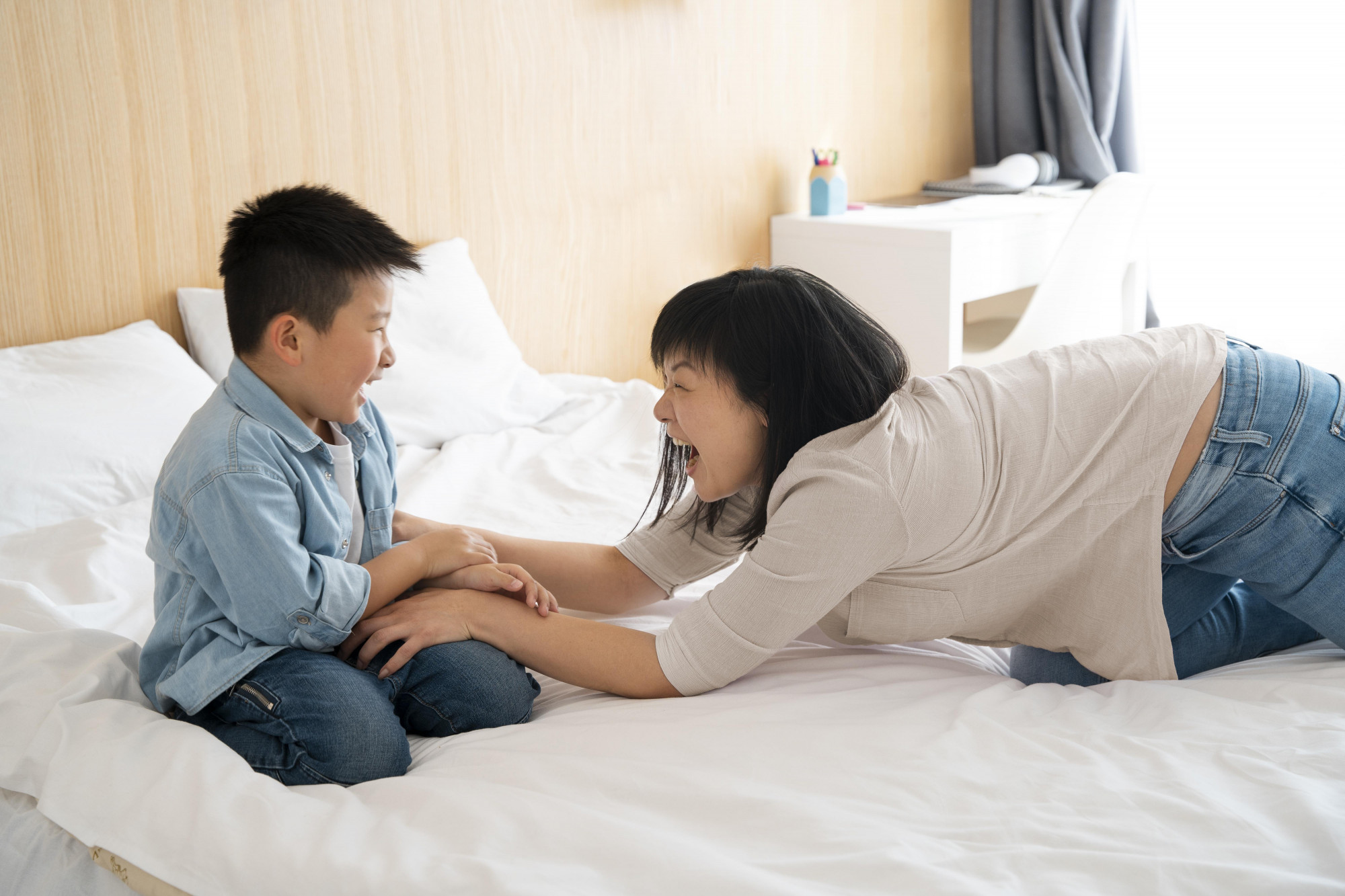 Khi con còn nhỏ, mẹ là cả thế giới. Lúc con lớn khôn lại không đủ kiên nhẫn và dịu dàng với mẹ (ảnh Freepik)