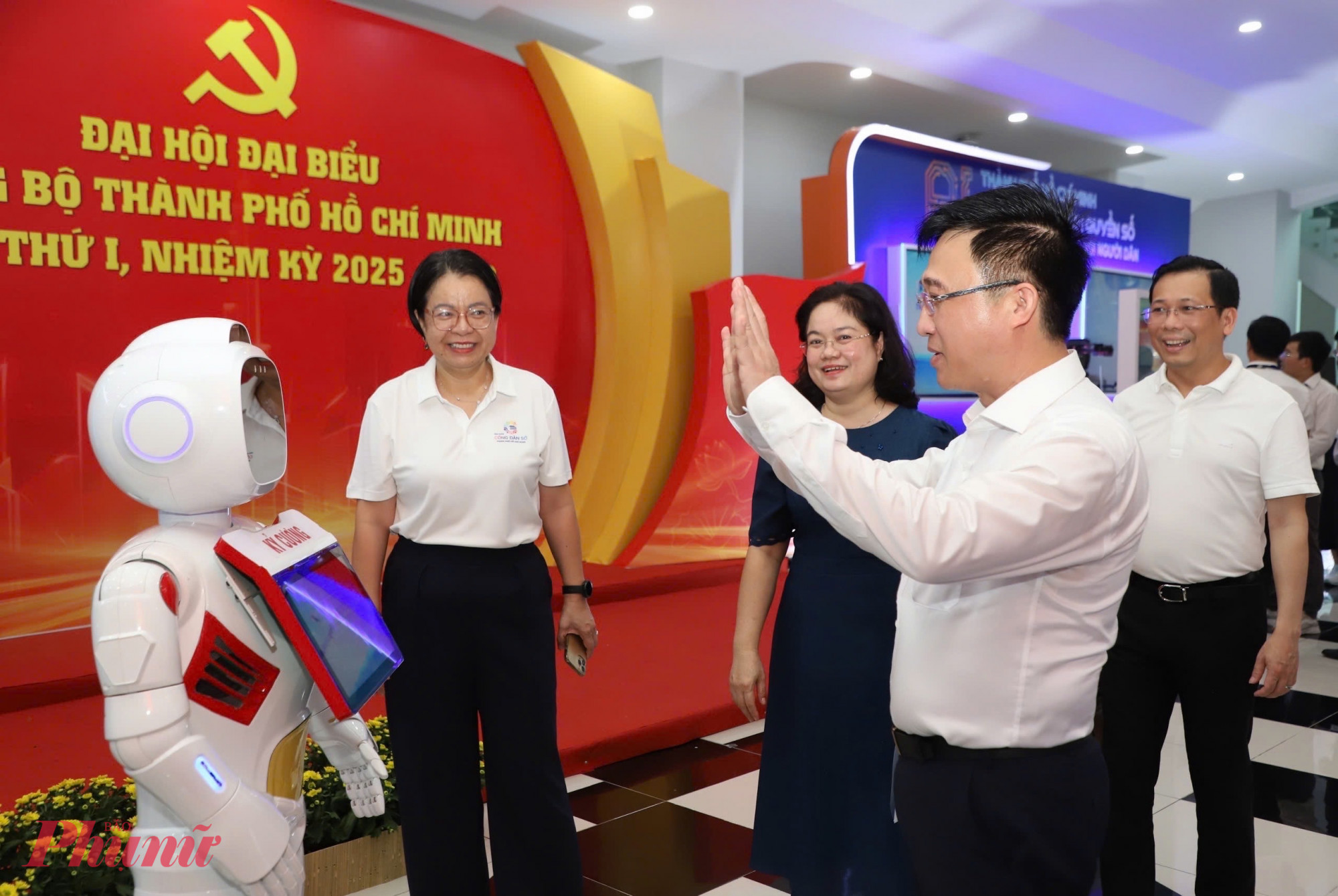 Ông Nguyễn Minh Thông - Phó bí thư Thành uỷ TPHCM kiểm tra công tác chuẩn bị đại hội ngày 11/10 - Ảnh: Thanh Tâm