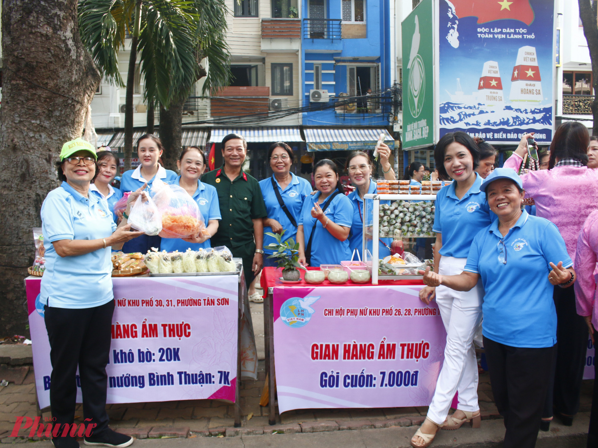 Cán bộ, hội viên phụ nữ các khu phố chuẩn bị các suất ăn dinh dưỡng