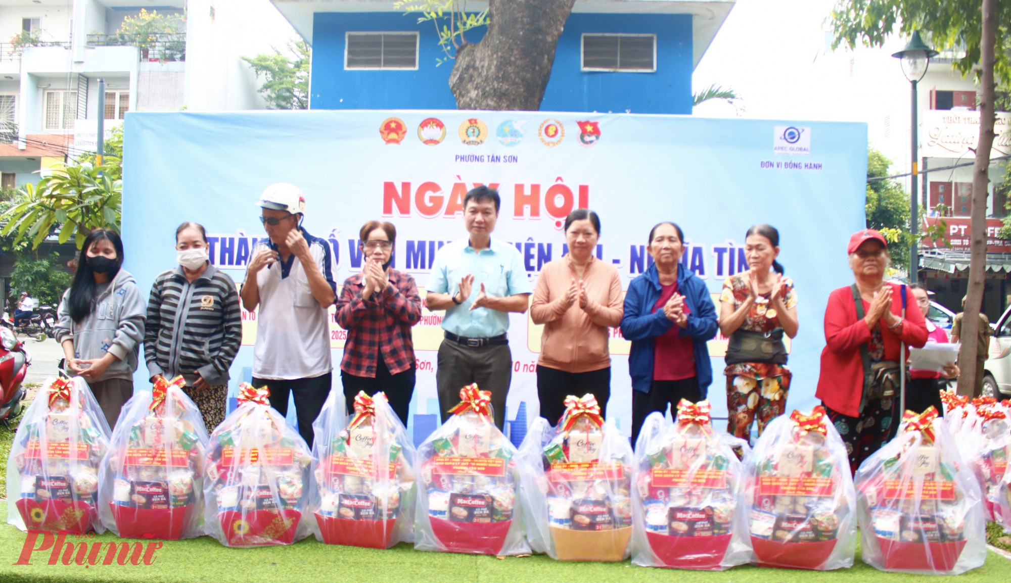 Lãnh đạo UBND phường Tân Sơn trao quà cho người dân khó khăn
