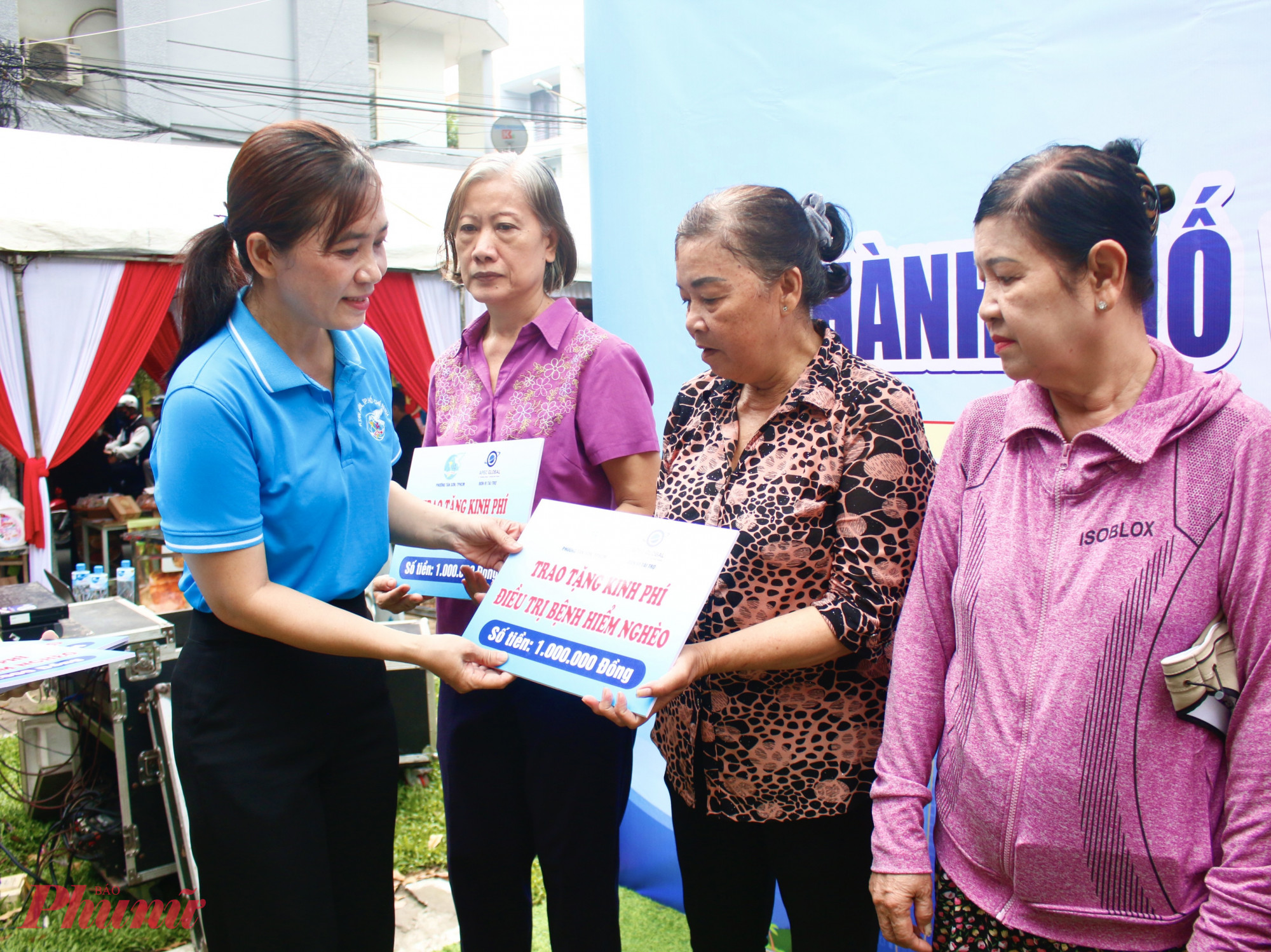 Bà Nguyễn Thị Kim Thanh – Chủ tịch Hội LHPN phường Tân Sơn trao bảng tượng trưng kinh phí hỗ trợ phụ nữ điều trị bệnh hiểm nghèo