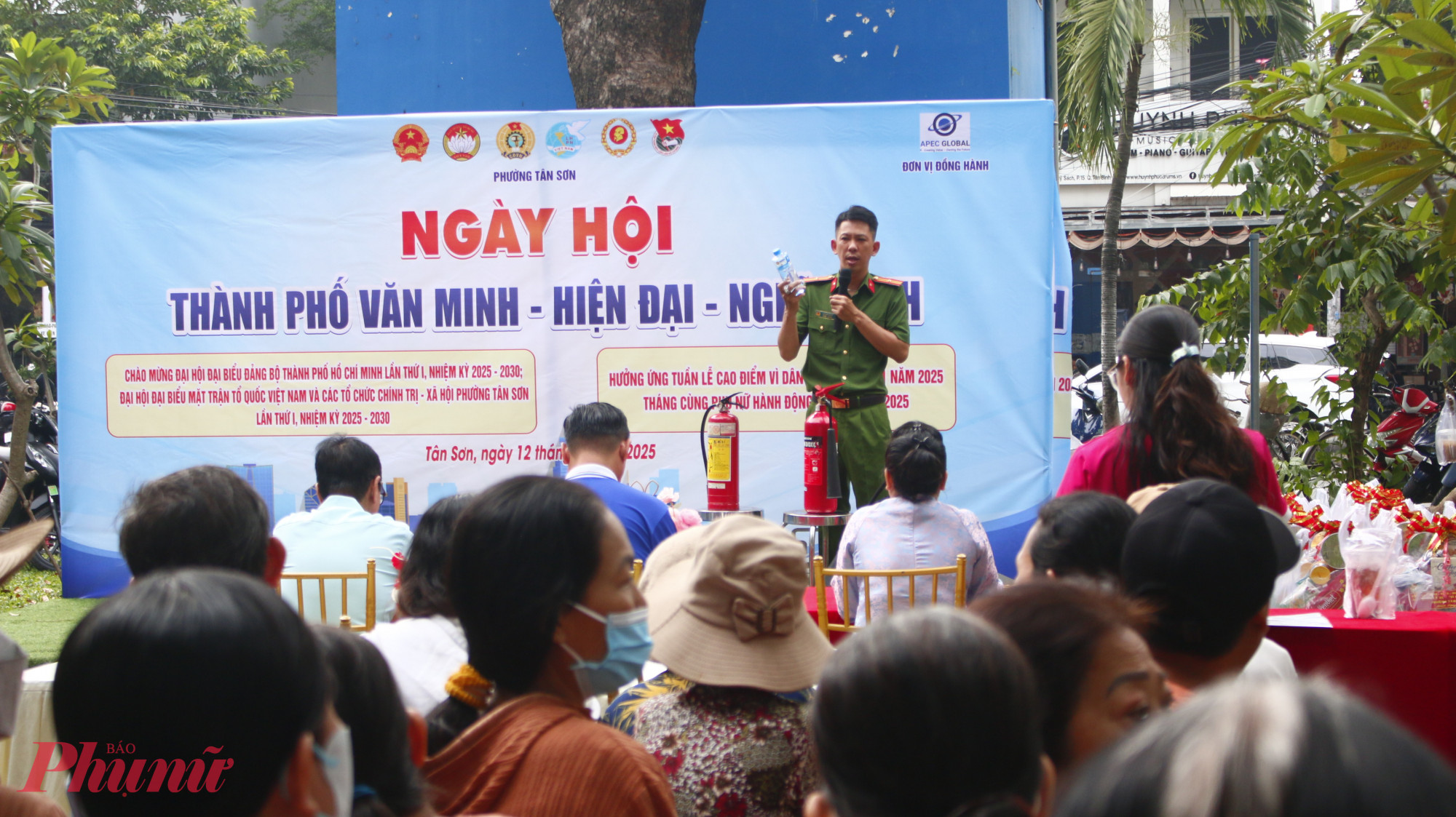 còn tổ chức tuyên truyền và thực hành kỹ năng phòng cháy chữa cháy cho người dân