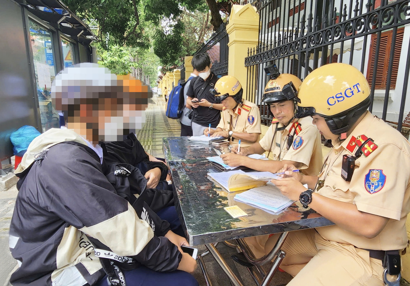 Lực lượng cảnh sát giao thông xử phạt học sinh, sinh viên vi phạm luật giao thông ở giao lộ Điện Biên Phủ - Nam Kỳ Khởi Nghĩa, TPHCM