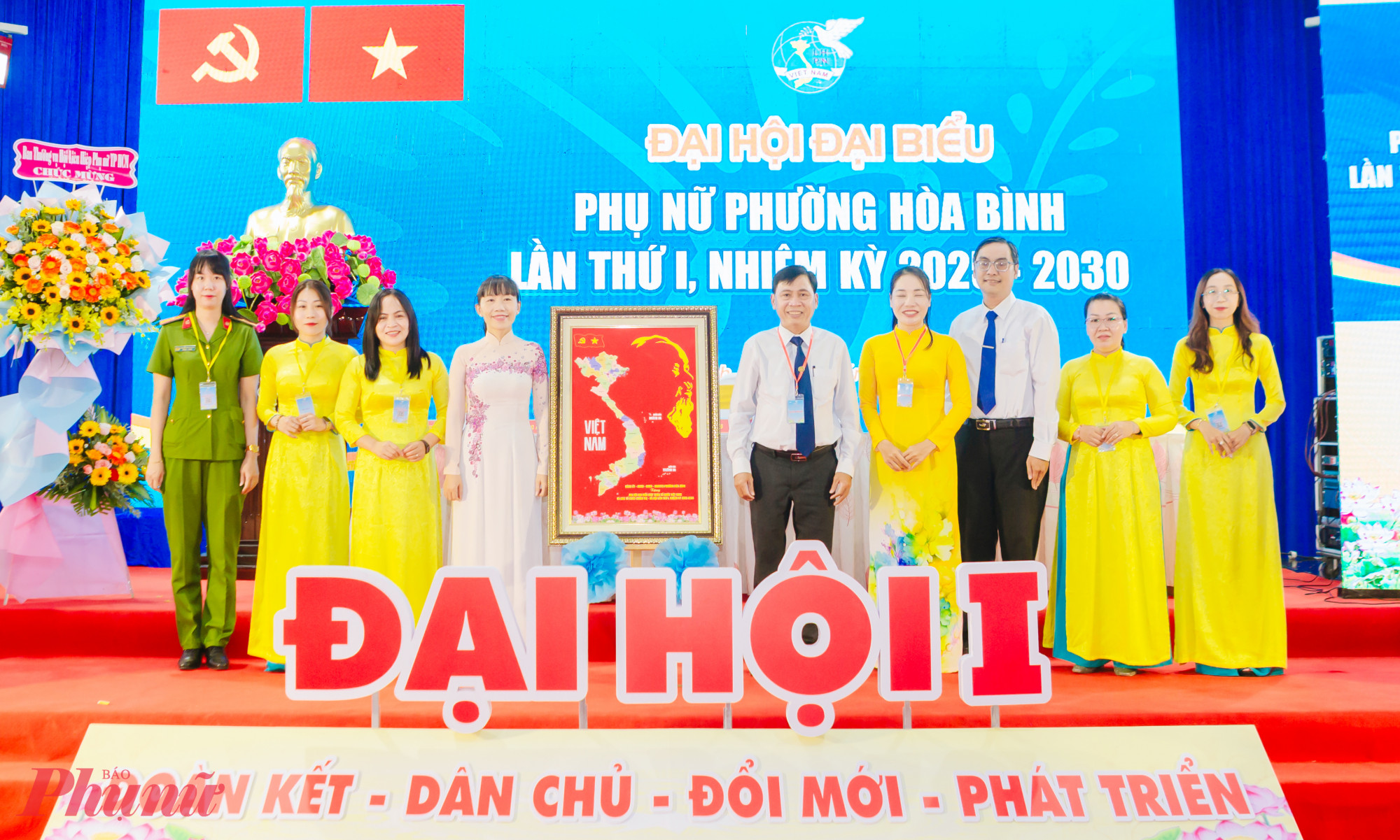 Lãnh đạo phường tặng quà chúc mừng Đại hội đại biểu phụ nữ phường Hòa Bình - Ảnh: V.Châu