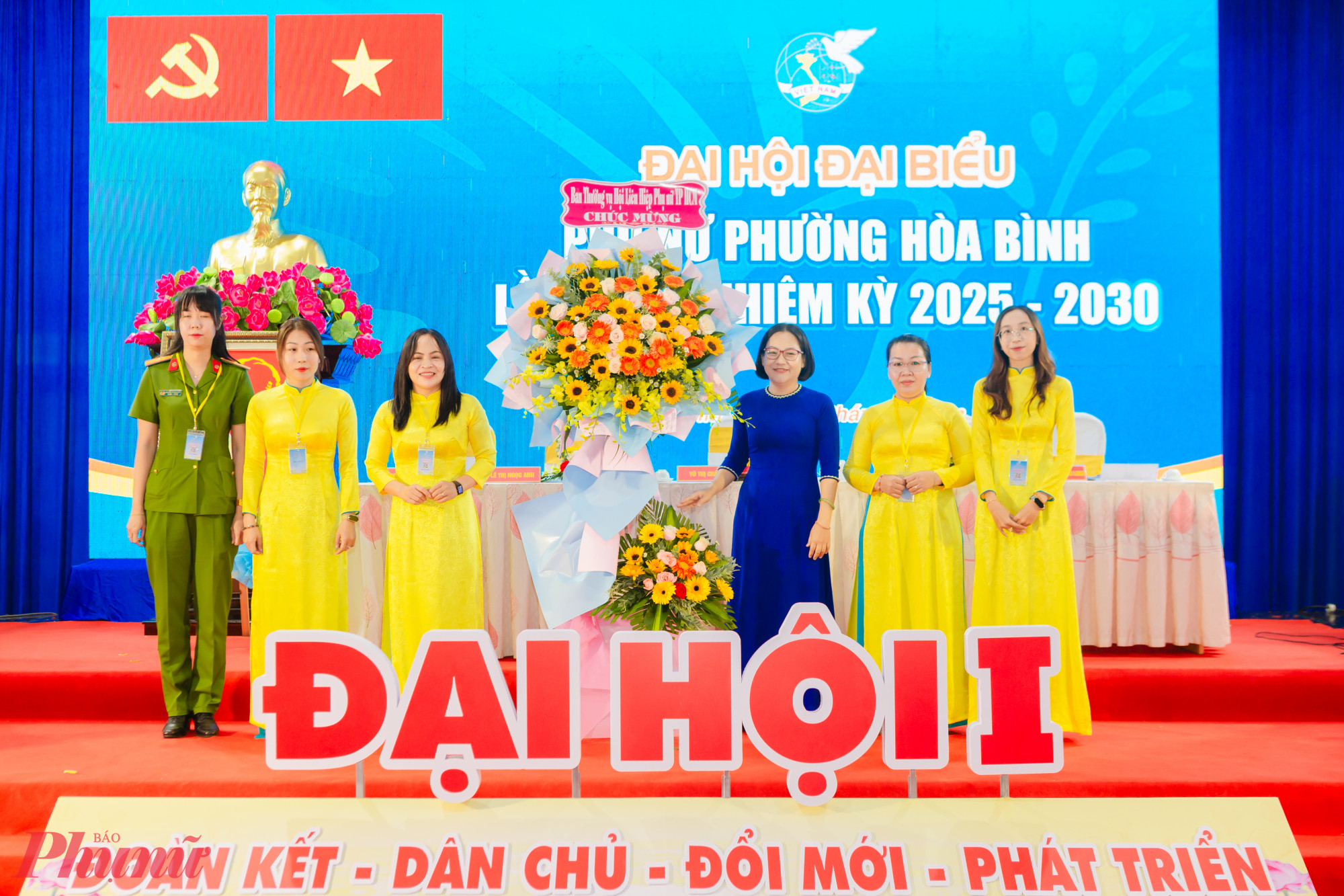 Hội LHPN TPHCM tặng hoa chúc mừng Đại hội đại biểu phụ nữ phường Hòa Bình, lần thứ nhất, nhiệm kỳ 2025-2030 - Ảnh: V. Châu