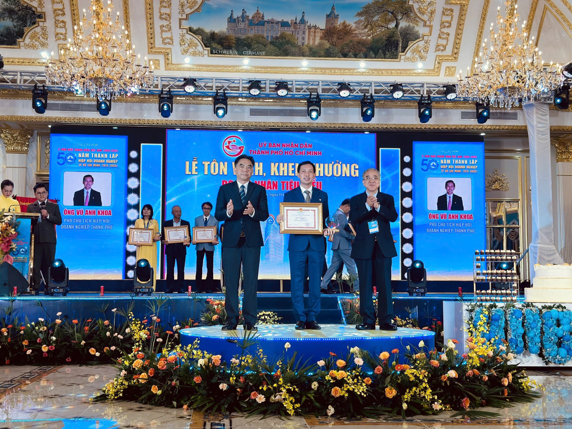 Ông Vũ Anh Khoa – đại diện thế hệ doanh nhân TP.HCM năng động, sáng tạo, trách nhiệm – vinh dự đón nhận Bằng khen của UBND Thành phố.