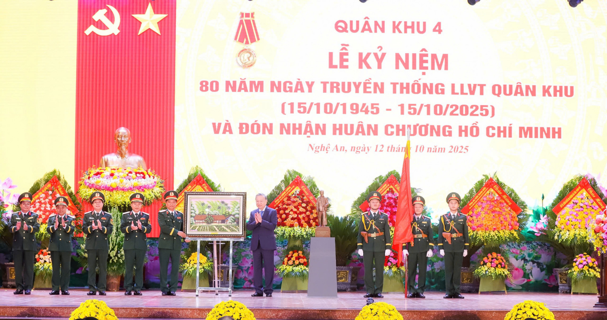 Tổng bí thư Tô Lâm trao tặng Huân chương Hồ Chí Minh cho Quân khu 4 - Ảnh: Thành Duy