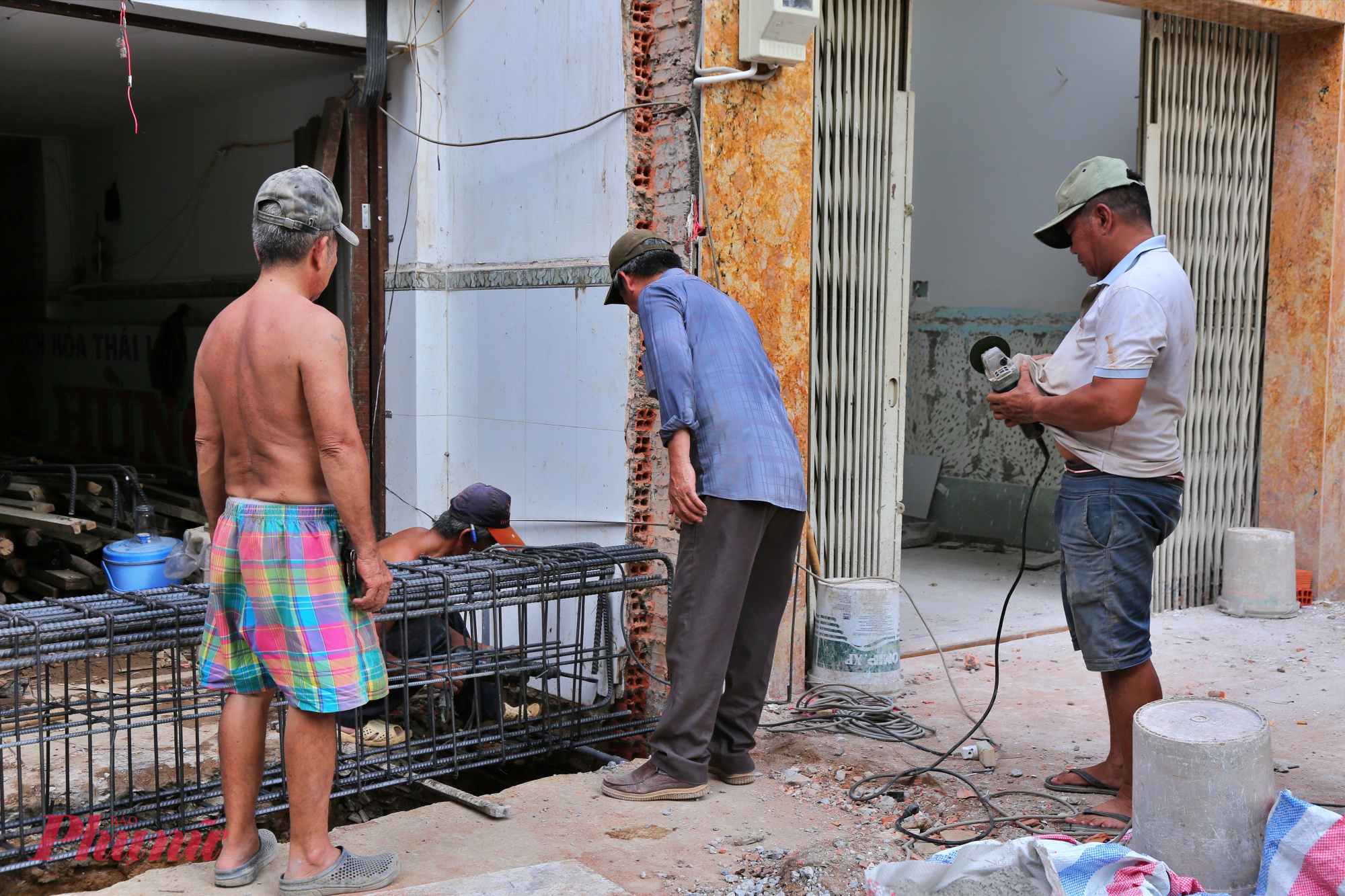 Hầu hết người dân đều thuê đơn vị thi công riêng để thực hiện việc tháo dỡ và sửa chữa nhà. Trước đó, người dân đã được đền bù giải tỏa mặt bằn từ 180-200 triệu đồng/m2.