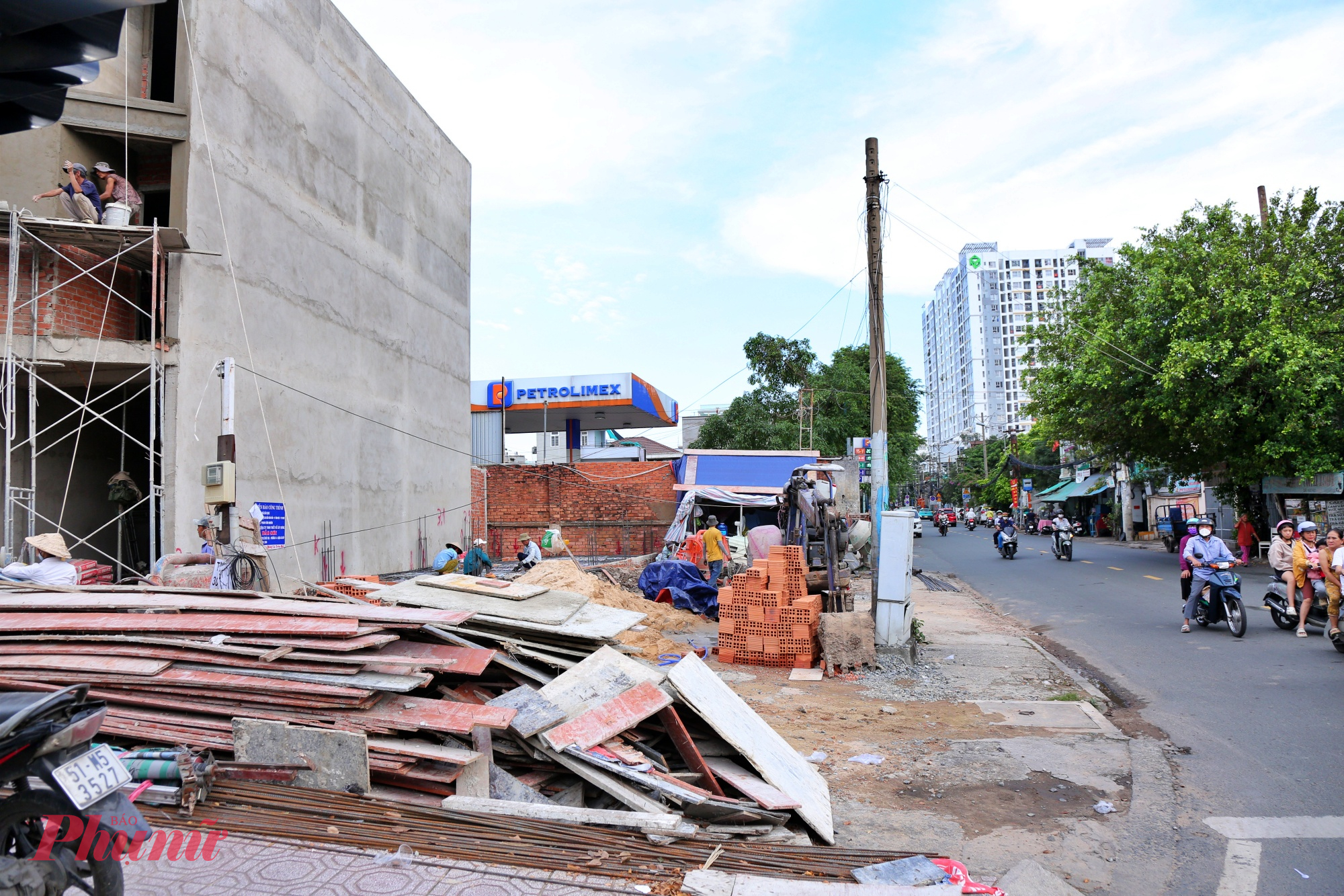 Những ngày này, dọc tuyến đường Nguyễn Khoái (qua quận 4 - trước đây), nhiều hộ dân đang tất bật tháo dỡ nhà cửa, di chuyển vật dụng để bàn giao mặt bằng cho dự án cầu - đường Nguyễn Khoái, công trình giao thông trọng điểm kết nối khu Nam với trung tâm thành phố.