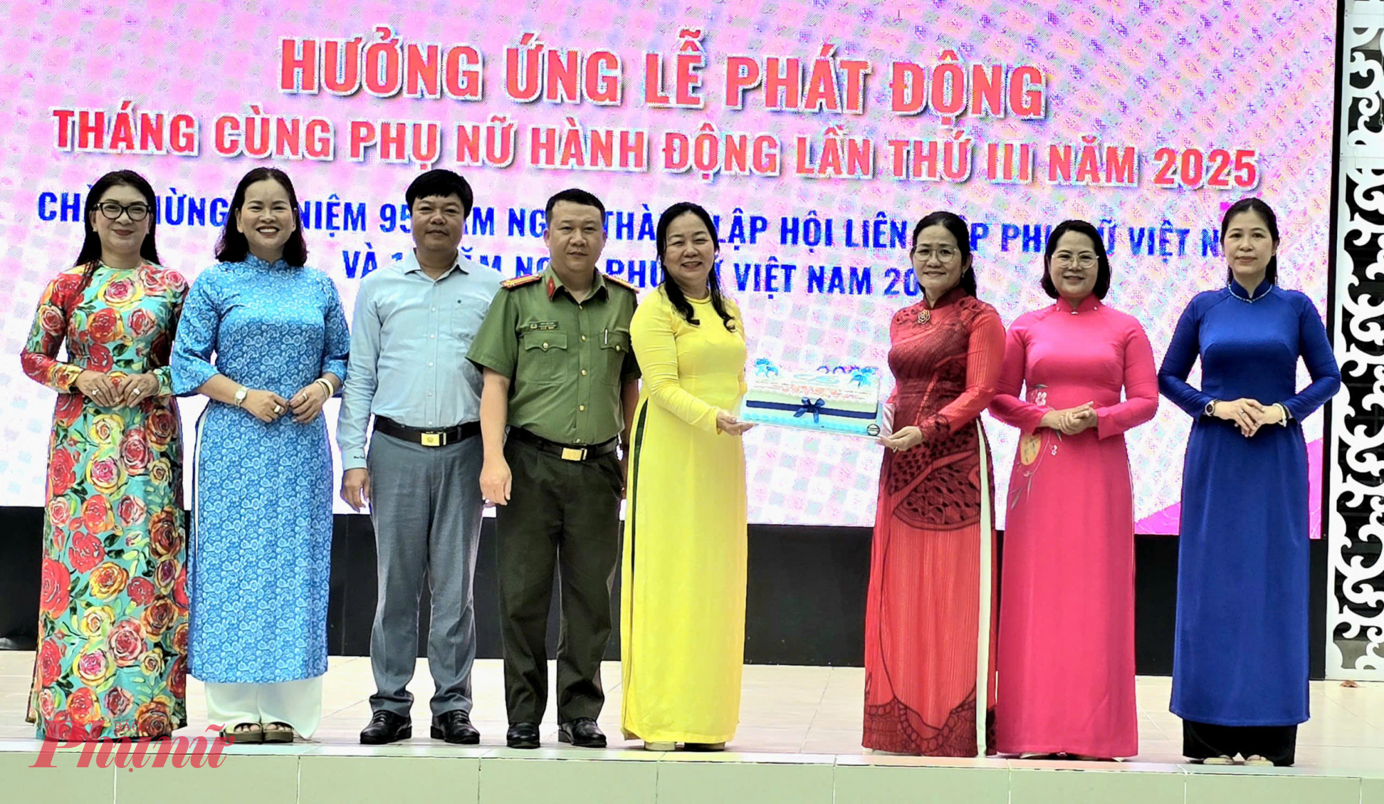 Lãnh đạo phường Bàn Cờ chúc mừng kỷ niệm 95 năm ngày truyền thống Hội LHPN Việt Nam 