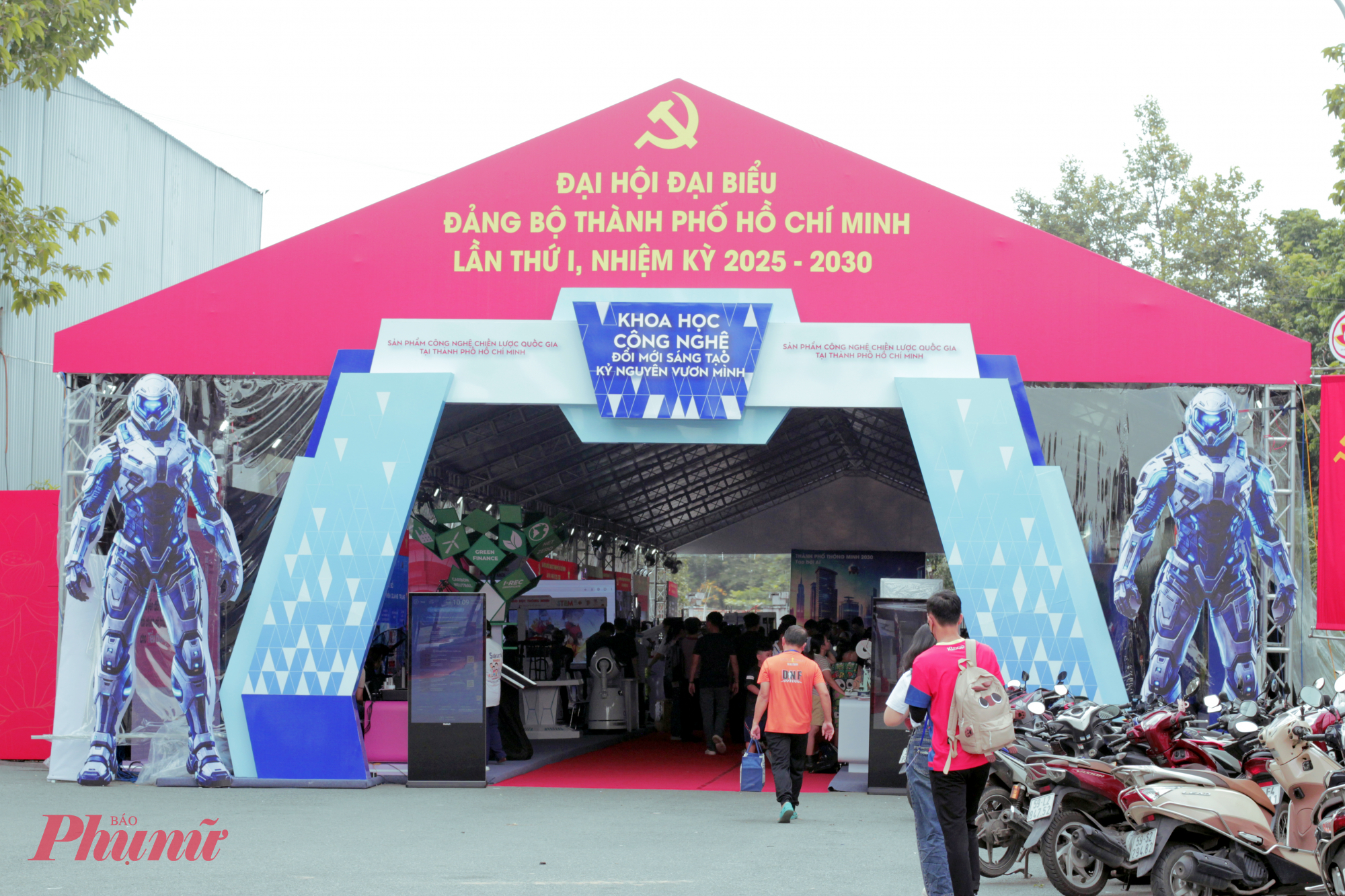 Khu vực triển lãm đã sẵn sàng, các đơn vị đã hoàn tất việc sắp xếp, trưng bày các sản phẩm, mô hình công nghệ. Đây là một trong những Đây là sự kiện Chào mừng Đại hội đại biểu Đảng bộ Thành phố Hồ Chí Minh lần thứ I, nhiệm kỳ 2025-2030