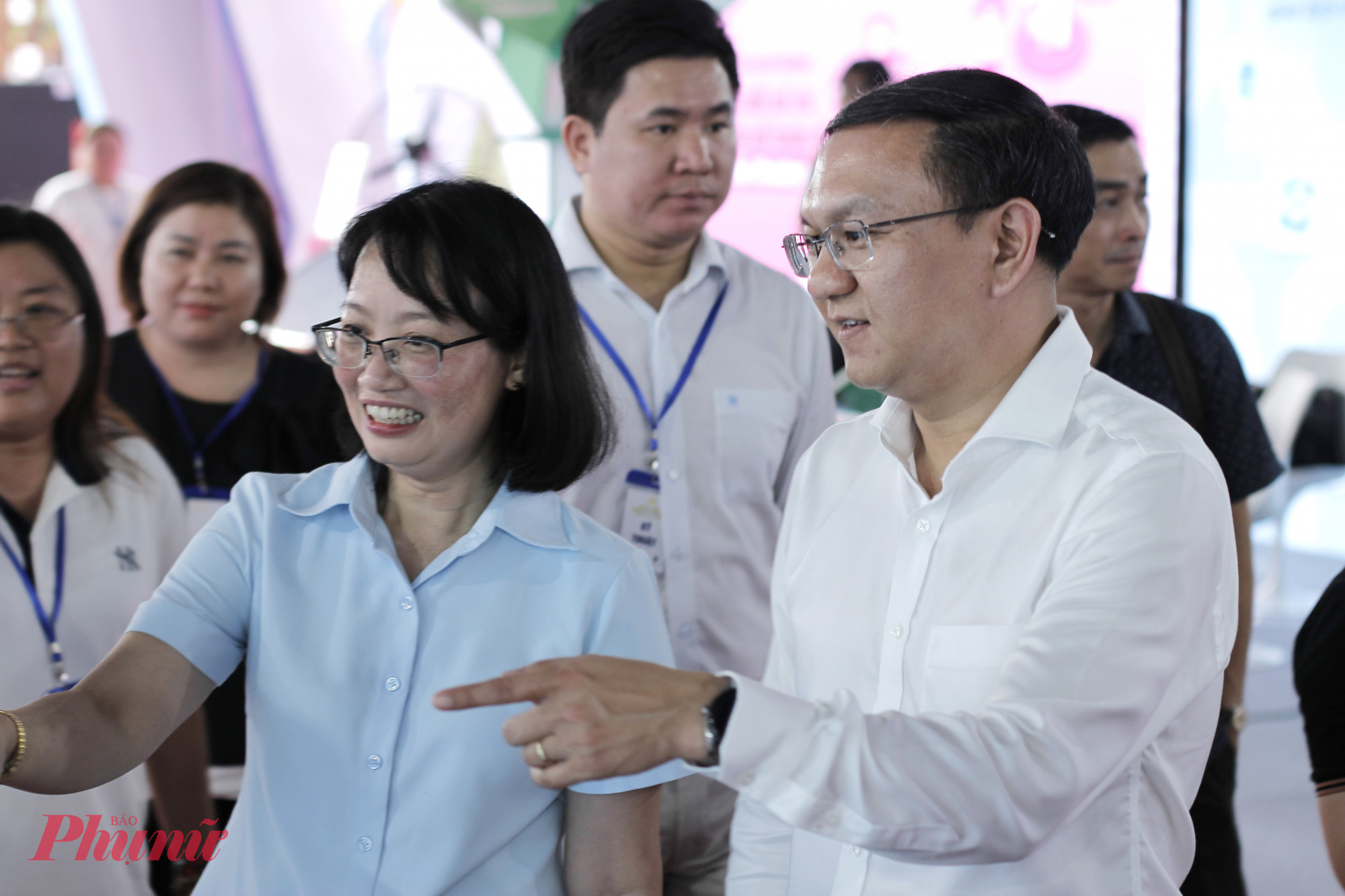 Phó Chủ tịch UBND TPHCM Trần Thị Diệu Thúy cùng ông Lâm Đình Thắng - Giám đốc Sở Sở Khoa học và Công nghệ Thành phố Hồ Chí Minhcũng đến, kiểm tra khu vực triển lãm sản phẩm công nghệ, bắt đầu từ ngày 13/10 tại Học viên Cán bộ TPHCM - Ảnh: BTC