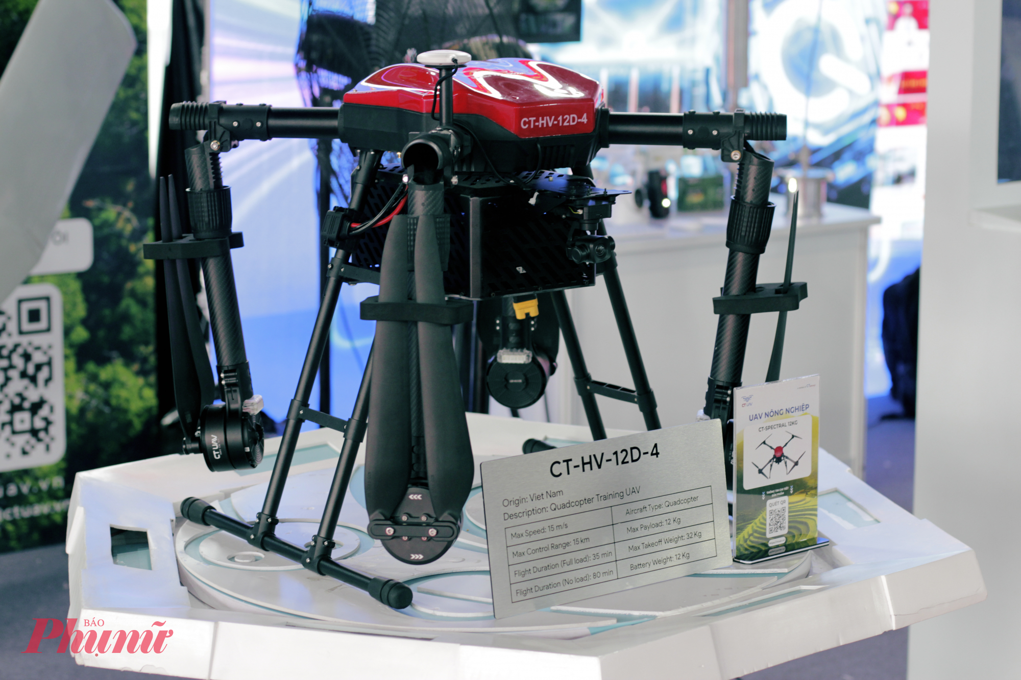 Đây là mẫu sản phẩm UAV nông nghiệp - thiết bị bay không người lái được thiết kế chuyên dụng để thực hiện nhiều nhiệm vụ trong canh tác nông nghiệp, giúp nâng cao hiệu quả, năng suất và giảm thiểu công sức lao động thủ công