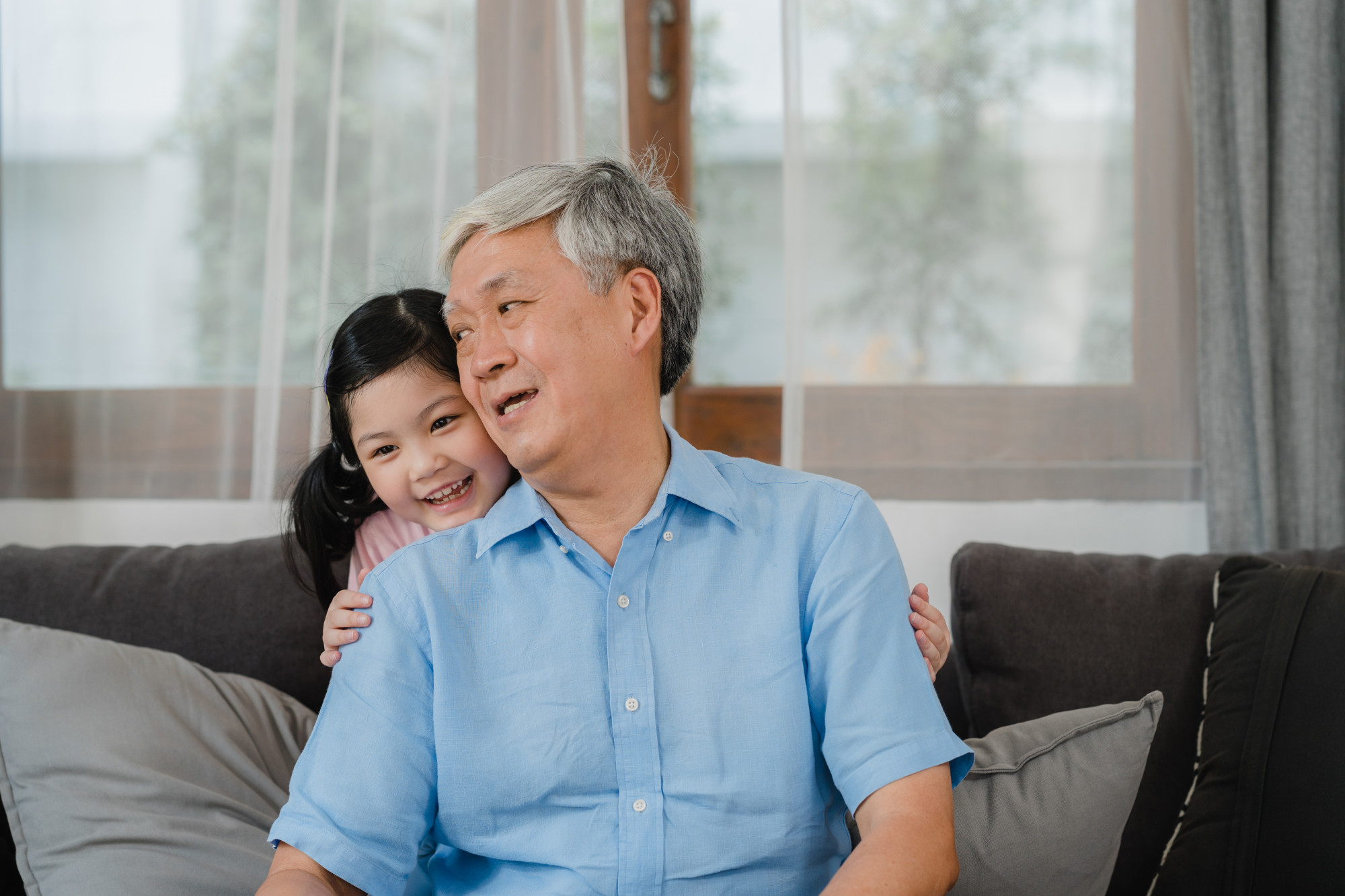 Con cháu ở chung với ông bà cho ấm áp, tại sao cứ đòi ra riêng làm gì? (ảnh Freepik)