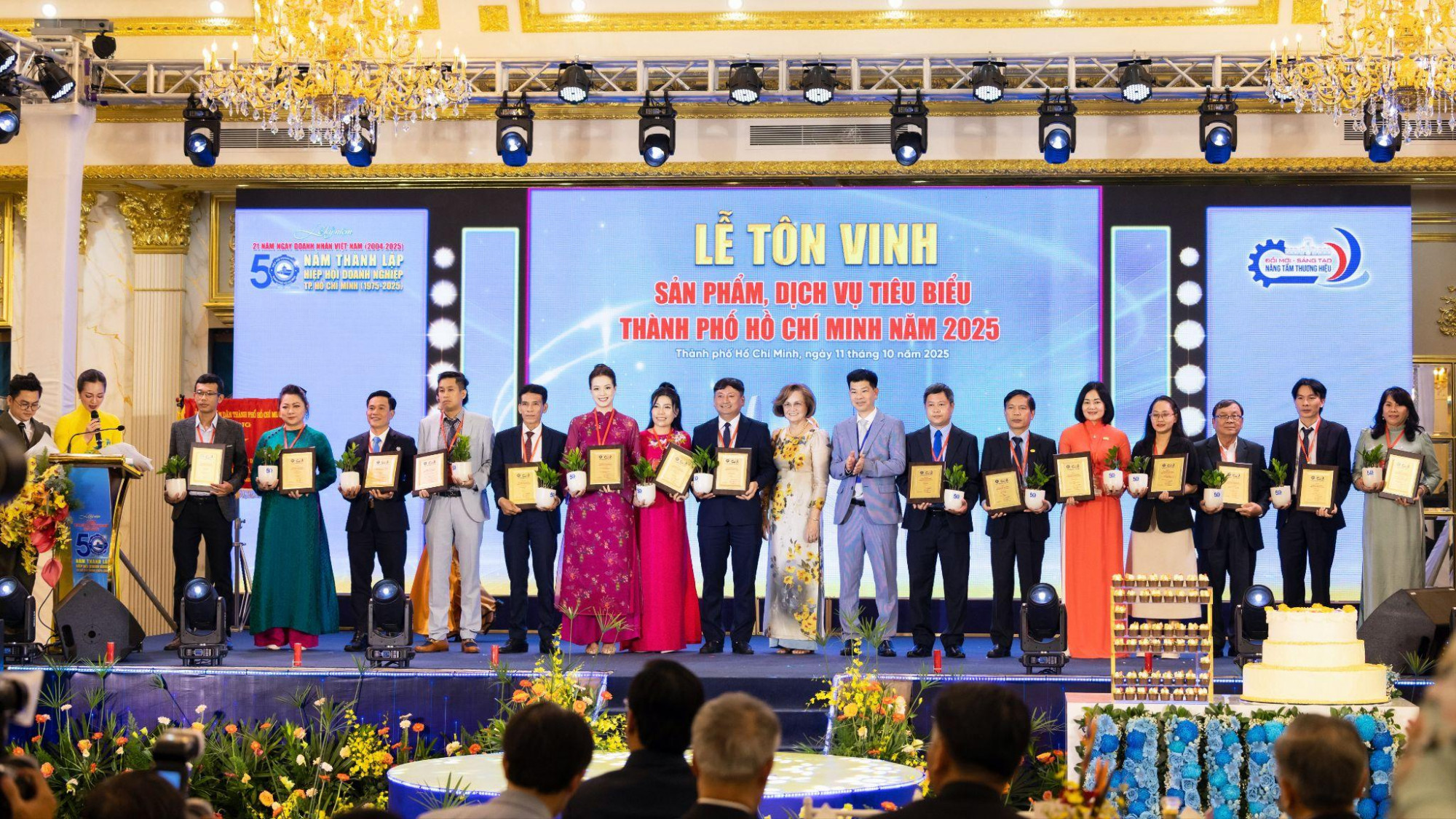 Bà Nguyễn Thị Trang Phương - CEO & Founder của BON Spa (thứ 8, từ trái qua) nhận danh hiệu Sản phẩm, Dịch vụ tiêu biểu TPHCM năm 2025 - Ảnh: BON Spa