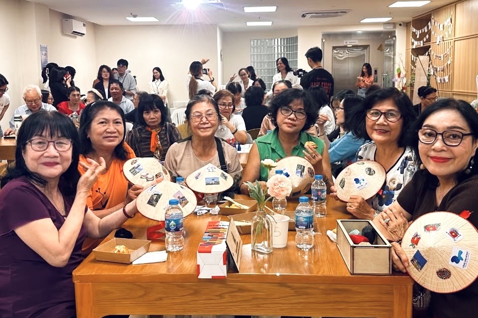 Hoạt động làm nón lá cho người ca tuổi do Dự án Công dân số bạc tổ chức - Ảnh: Công dân số bạc