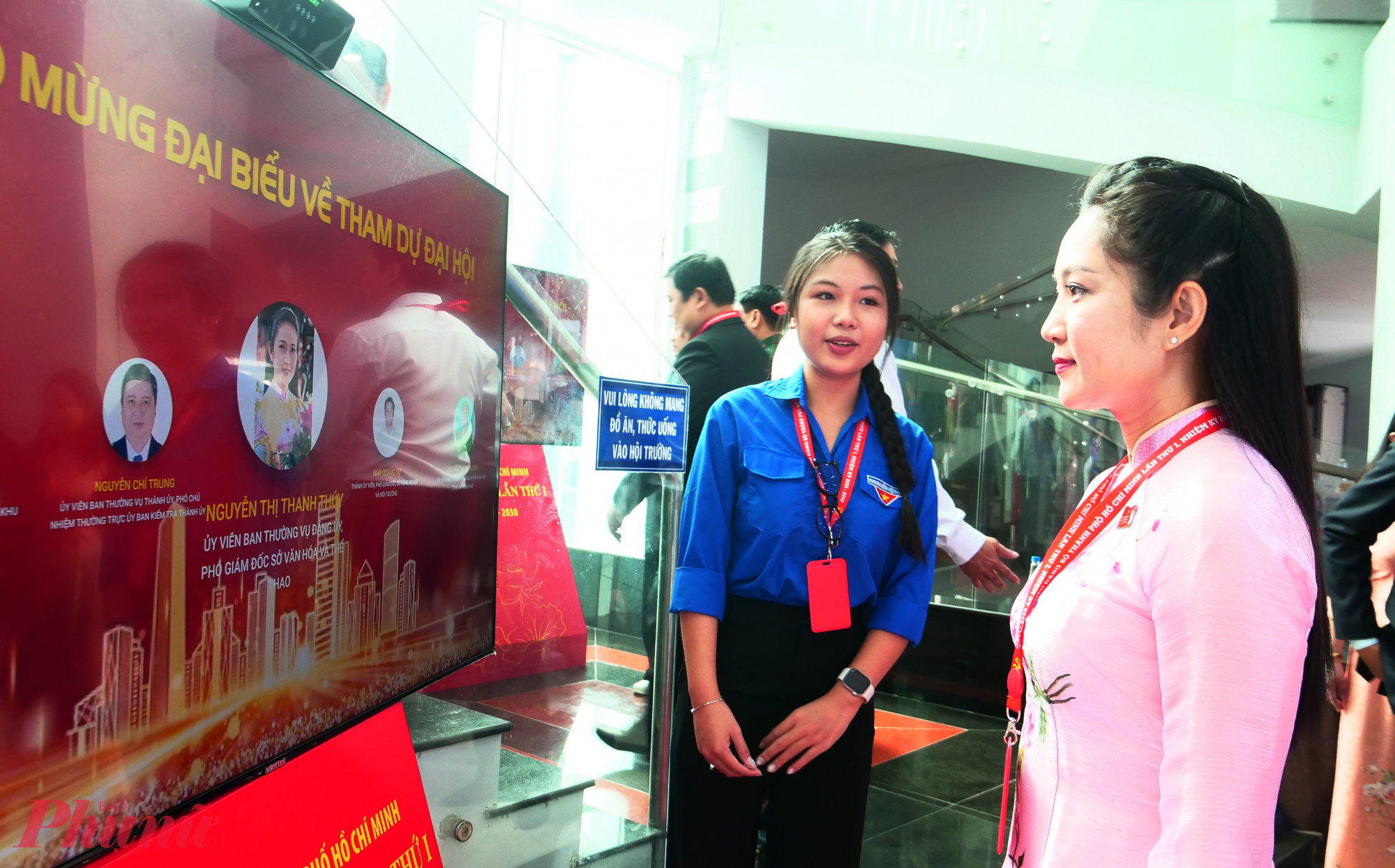 Đại biểu tham gia điểm danh ngay khi bước vào bên trong khuôn viên Hội trường tổ chức Đại hội Đại biểu Đảng bộ TPHCM - Ảnh: Trang Nguyễn