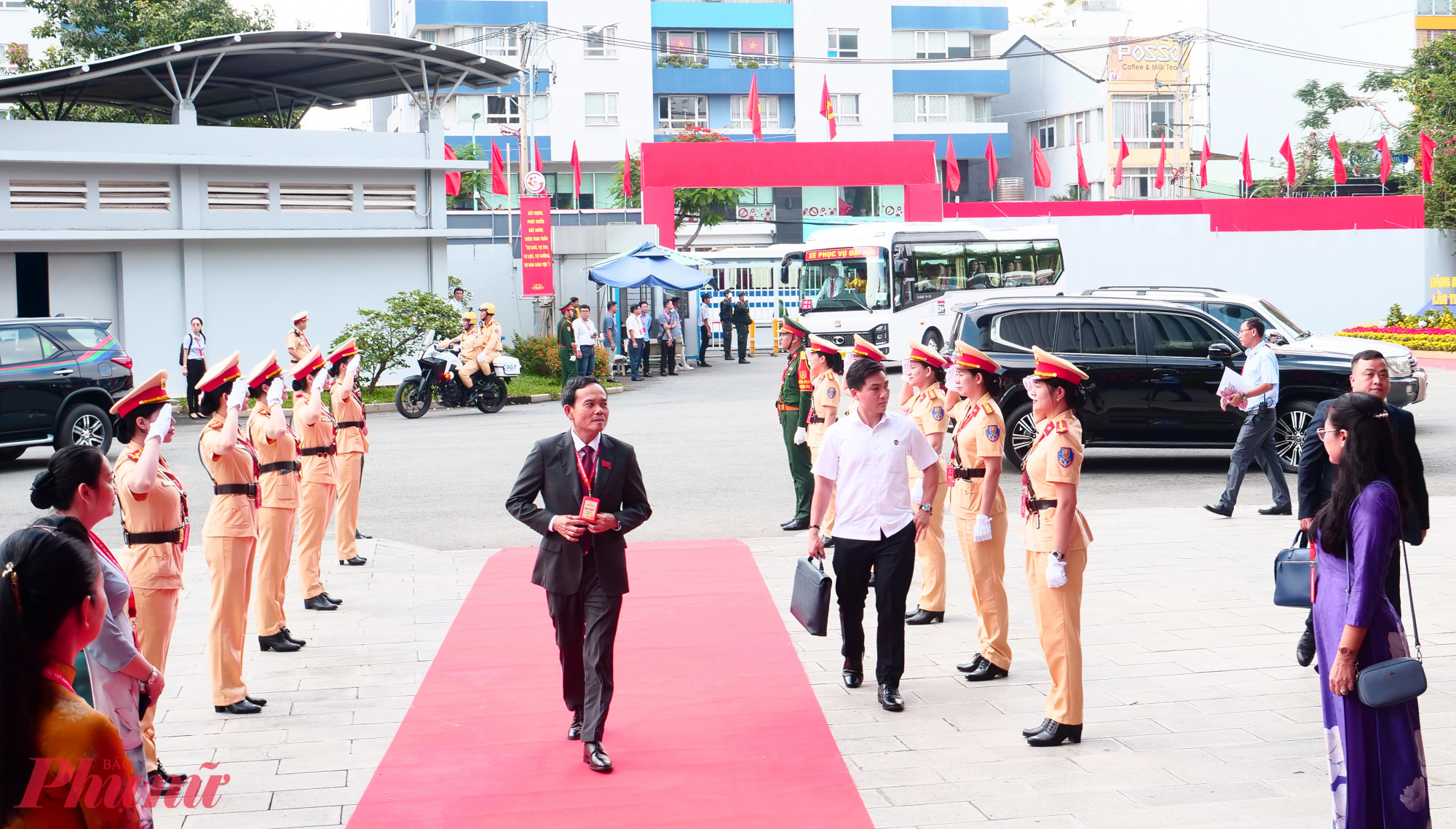 Ngay sau Lễ viếng, Bí thư Thành ủy TPHCM Trần Lưu Quang đã đến Học việc Cán bộ TPHCM, tham dự phiên trù bị Đại hội Đải biểu Đảng bộ TPHCM