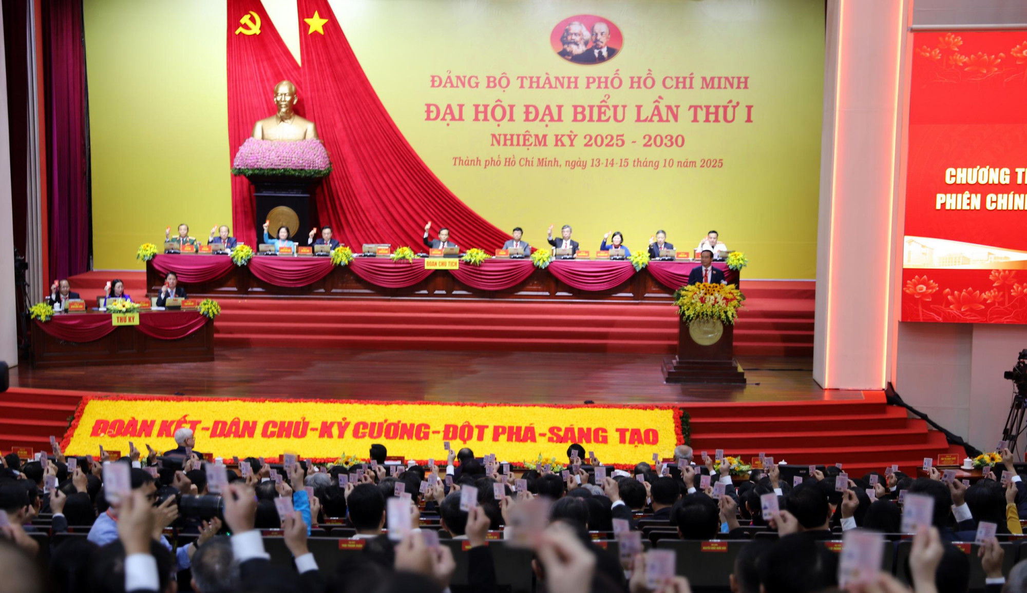 Tại đại hội, các đại biểu thống nhất đồng ý bầu Đoàn Chủ tịch, đoàn Thư ký và ban thẩm tra đại hội - Ảnh: Ban tổ chức Đại hội Đảng bộ TPHCM 