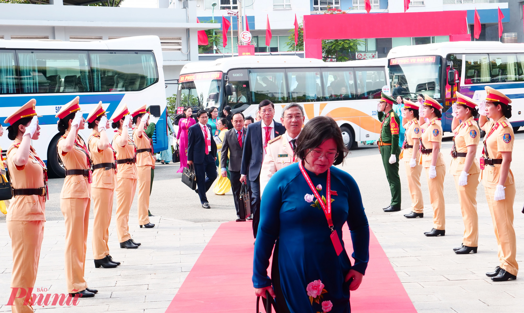 Phó Bí thư Thành ủy TPHCM Văn Thị Bạch Tuyết cùng các đại biểu- cũng đến tham sự Đại hội - Ảnh: Trang Nguyễn