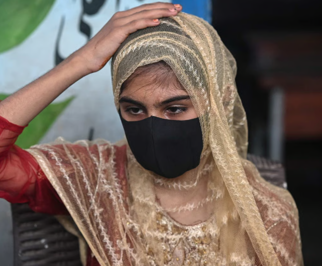 Sania, 13 tuổi, giúp mẹ duy trì một ngôi nhà sang trọng rộng lớn ở Karachi. Ảnh: AFP
