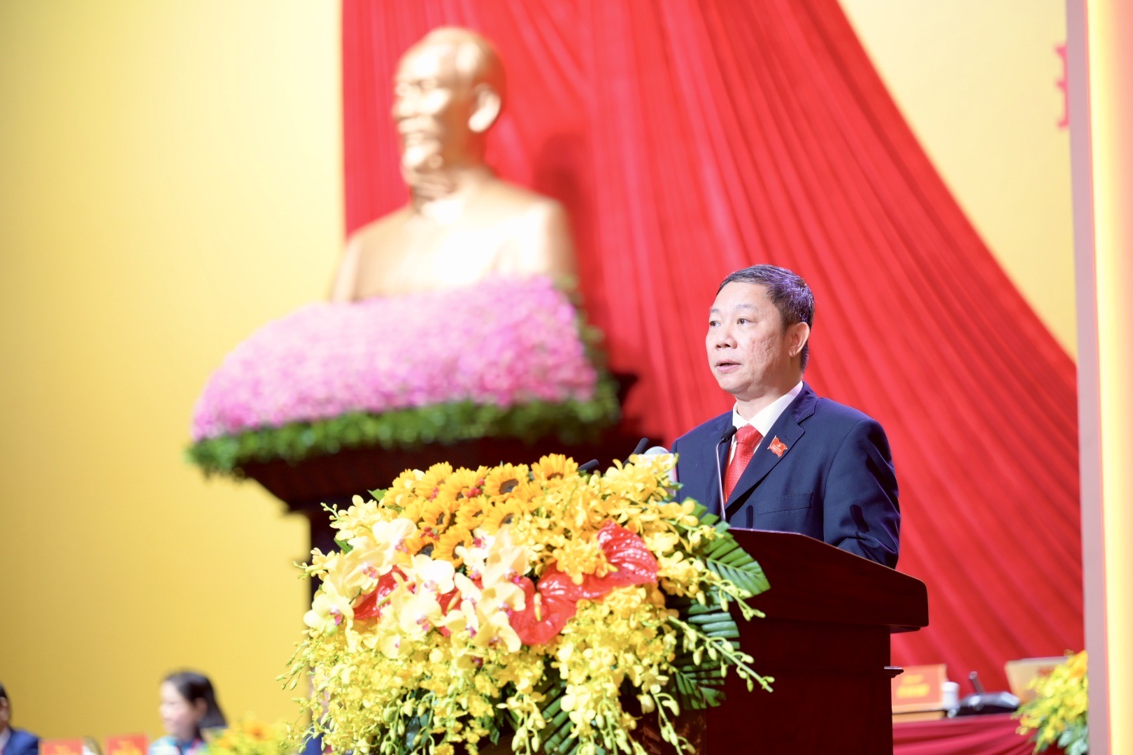 Ông Dương Anh Đức - Trưởng ban Tuyên giáo và Dân vận Thành ủy TPHCM, trình bày báo cáo tại Đại hội - Ảnh: Ban tổ chức Đại hội Đảng bộ TPHCM